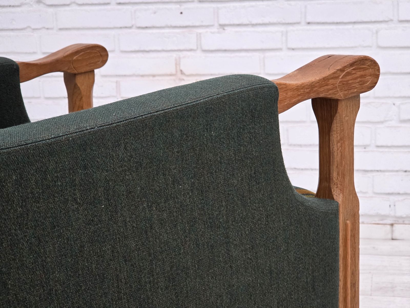 photo buy Ca. jaren 1970, Deense fauteuil, groene meubelwol, massief eikenhout.