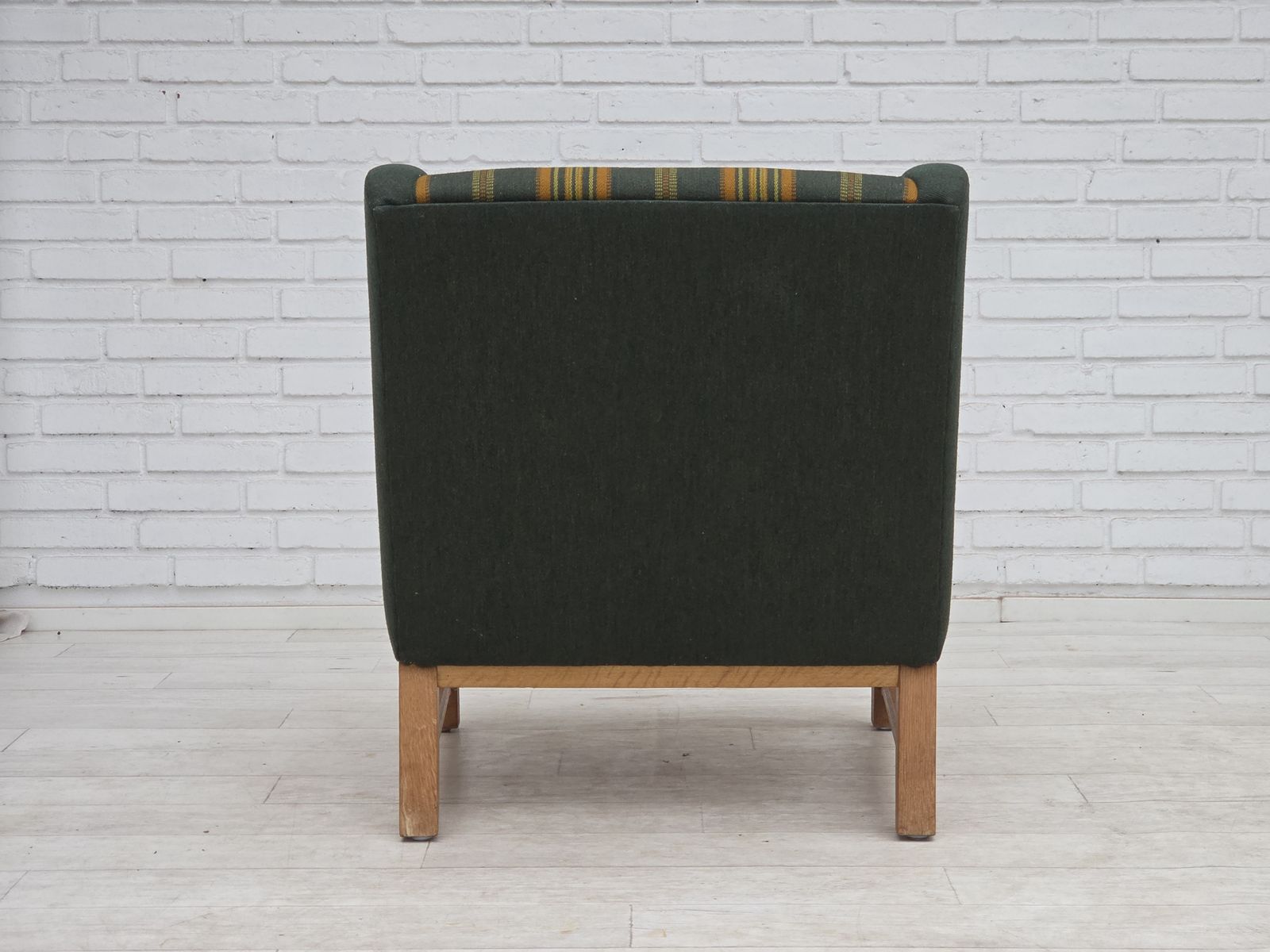 photo vintage Ca. jaren 1970, Deense fauteuil, groene meubelwol, massief eikenhout.