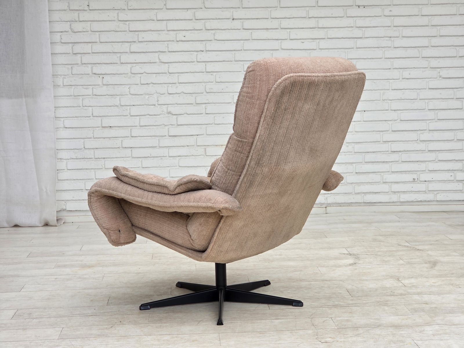 photo vinterior 1970s, Danish Swivel Armchair, Beige Furniture Fabric.