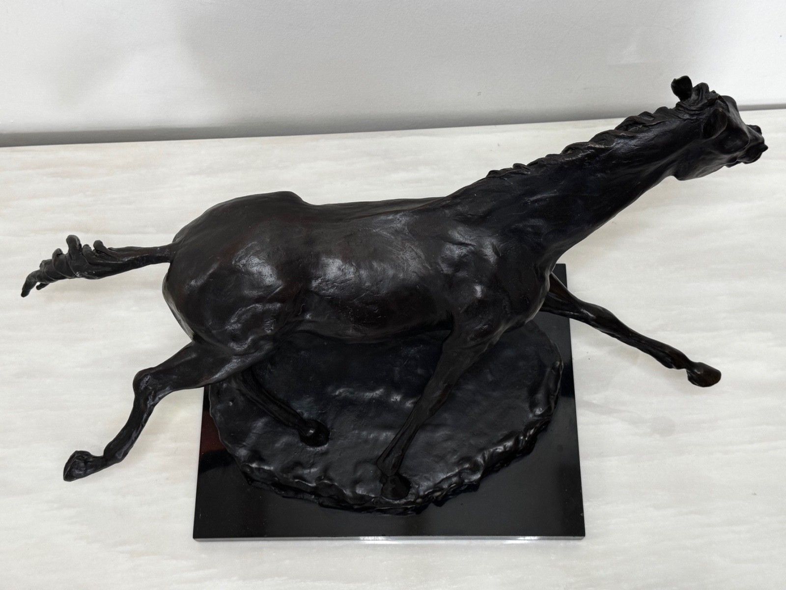 photo furniture Bronzen ruiterstandbeeld "Galloping Horse" van Enzo Plazzotta, limited edition nr. 6/9
