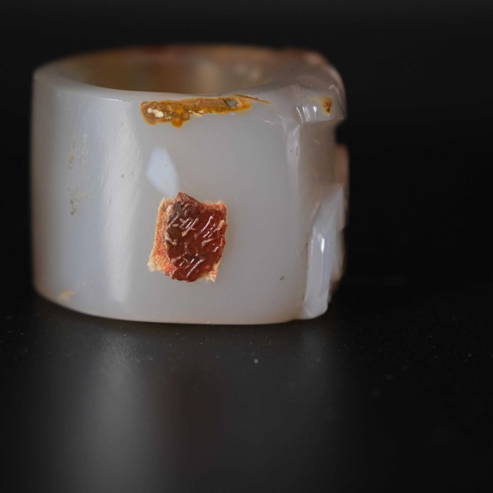 Chinese Gesneden Agaat Boogschuttersring, 20e Eeuw, Reliëfgesneden met Exportwas photo vinterior