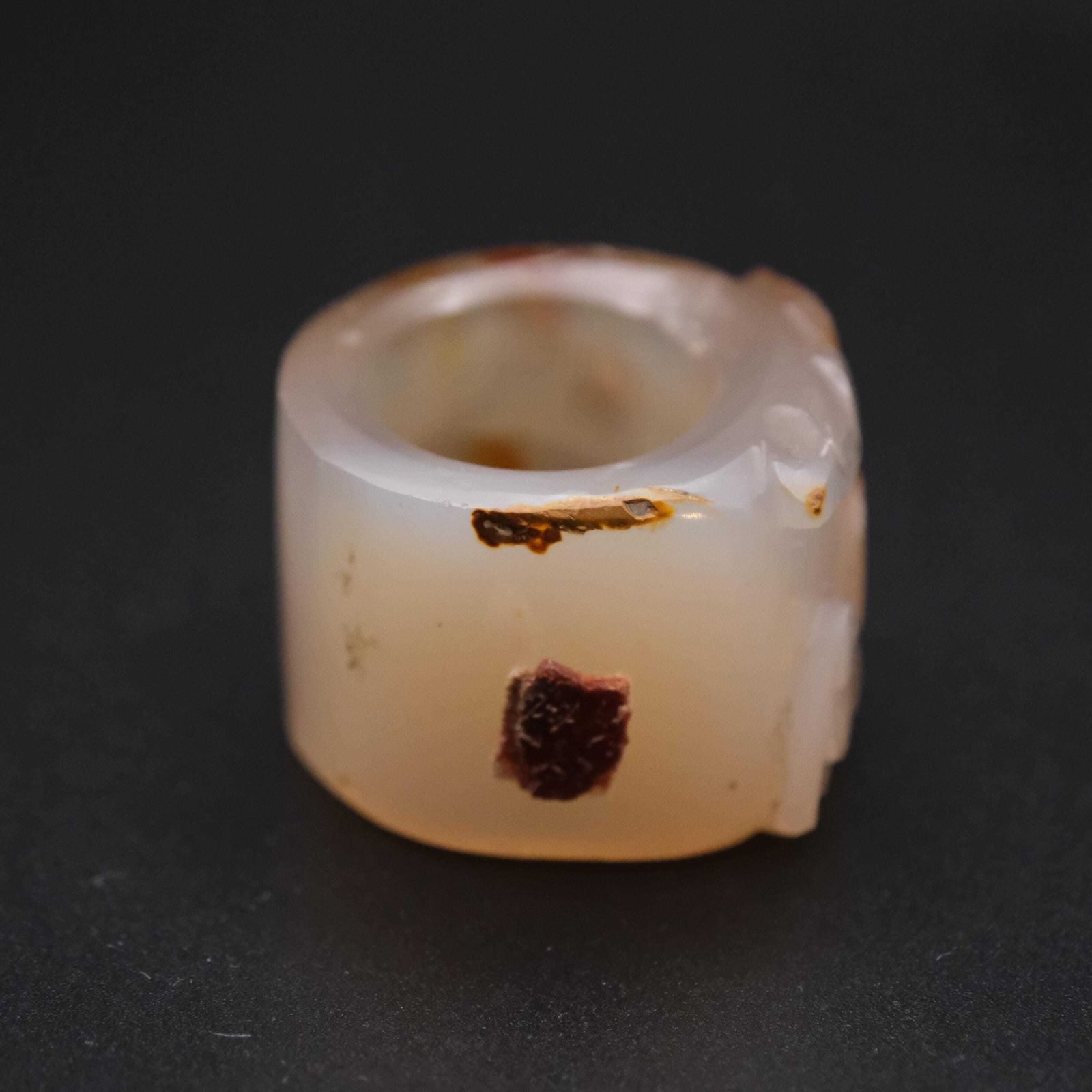 Woonaccessoires Chinese Gesneden Agaat Boogschuttersring, 20e Eeuw, Reliëfgesneden met Exportwas photo