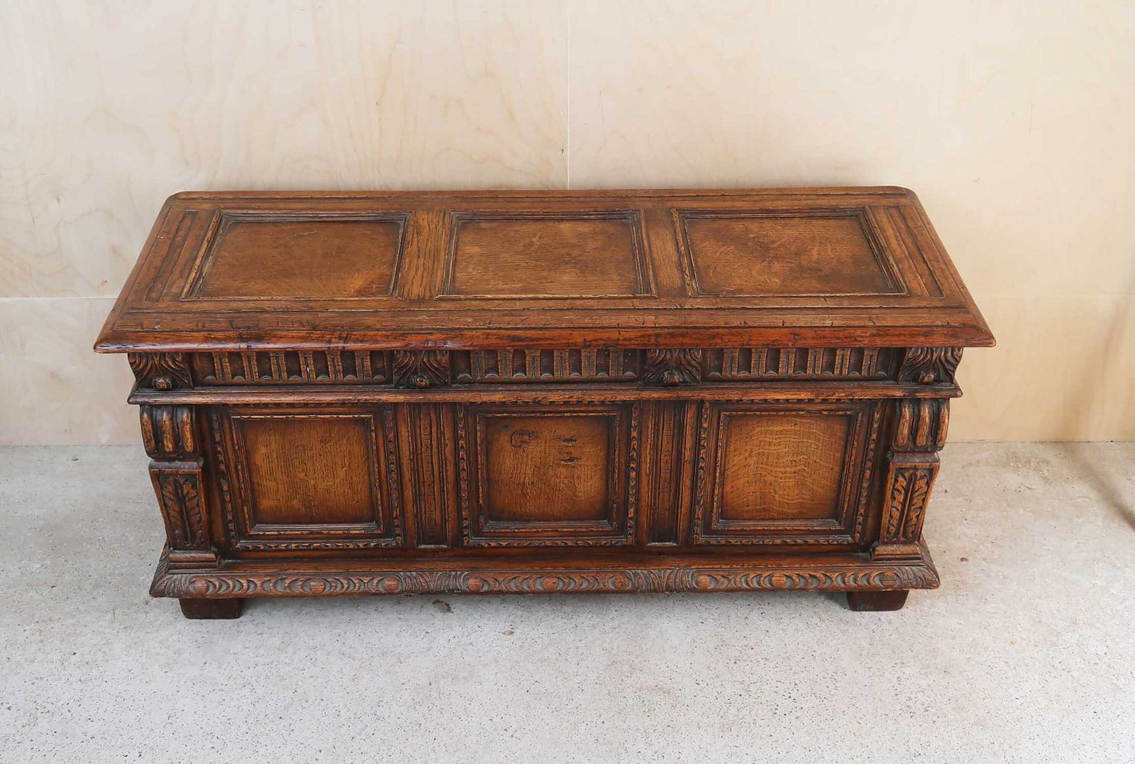 Kleine antieke eikenhouten kistenkist in renaissancestijl, gesneden. Engels, ca. 1920 photo furniture