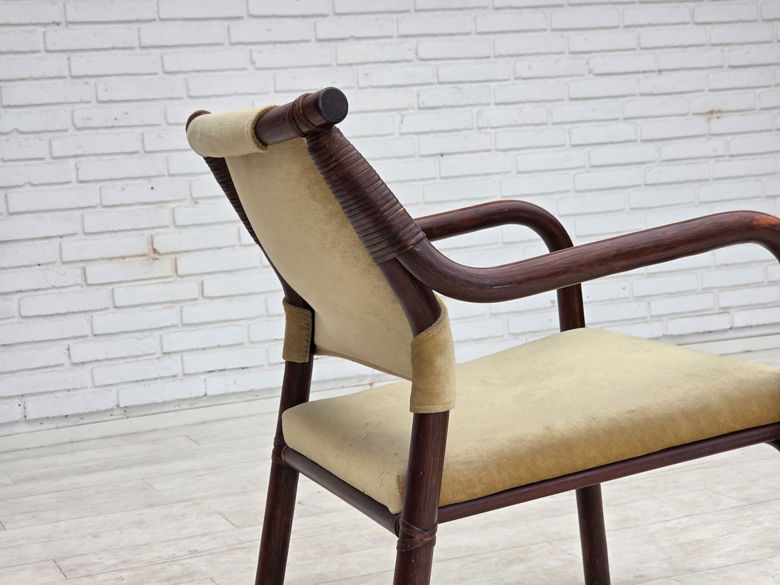 photo for sale Ca. jaren 1980, paar Scandinavische fauteuils, meubelvelours, bamboe.