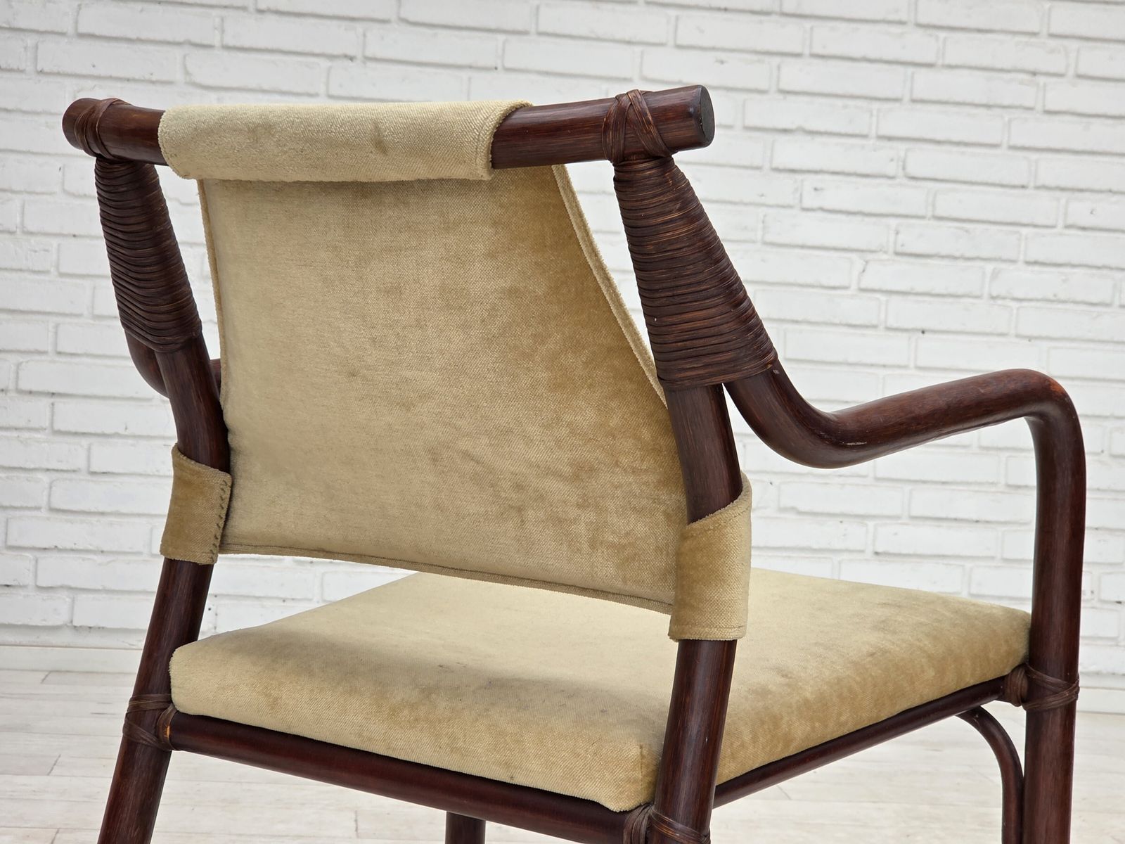 850.0 Ca. jaren 1980, paar Scandinavische fauteuils, meubelvelours, bamboe. photo