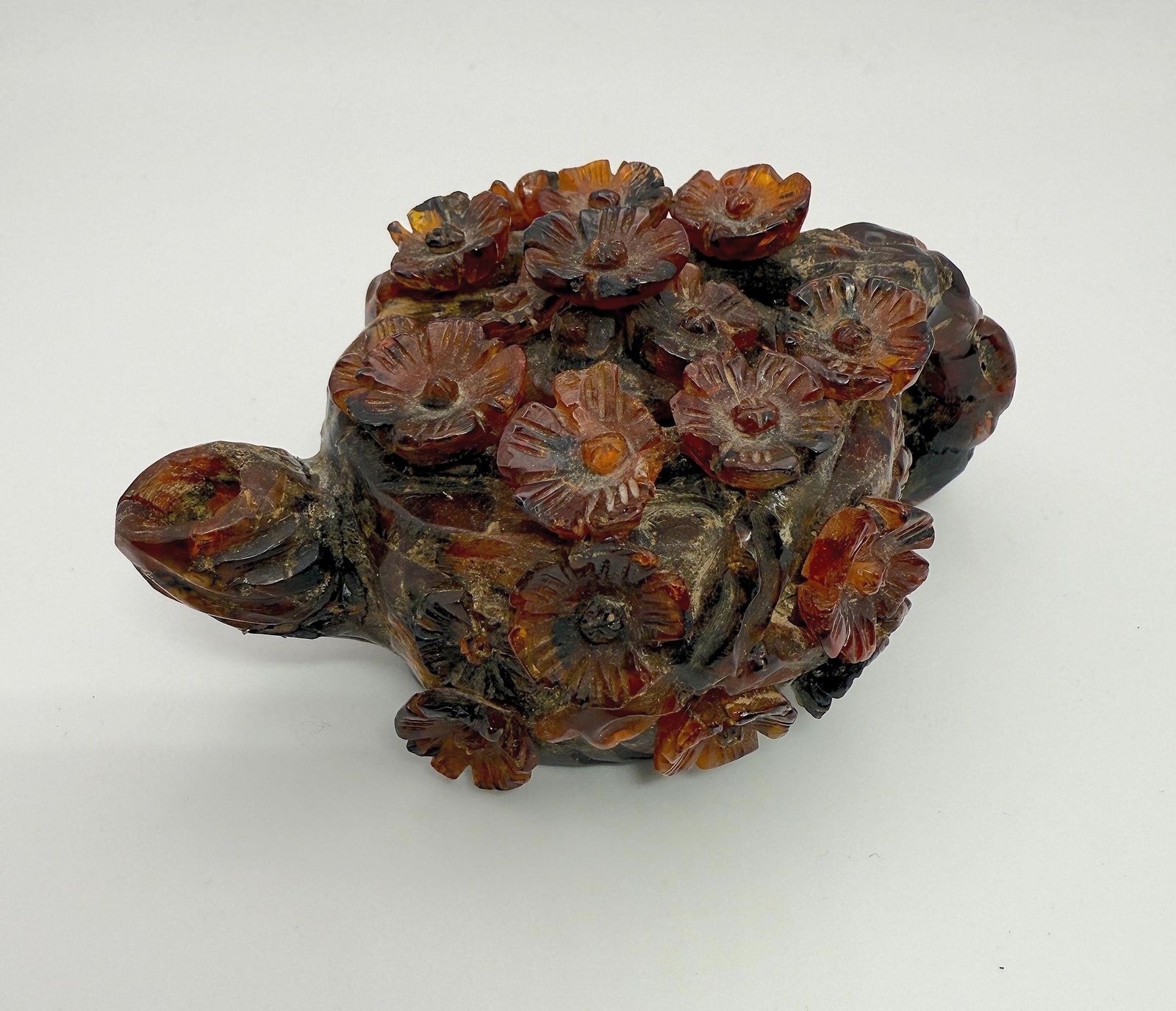 Antiek Chinees gesneden amber miniatuur wijnpot, prunus/pruimbloesemdecor in reliëf, late Qing-dynastie - zoals gevonden, met schade