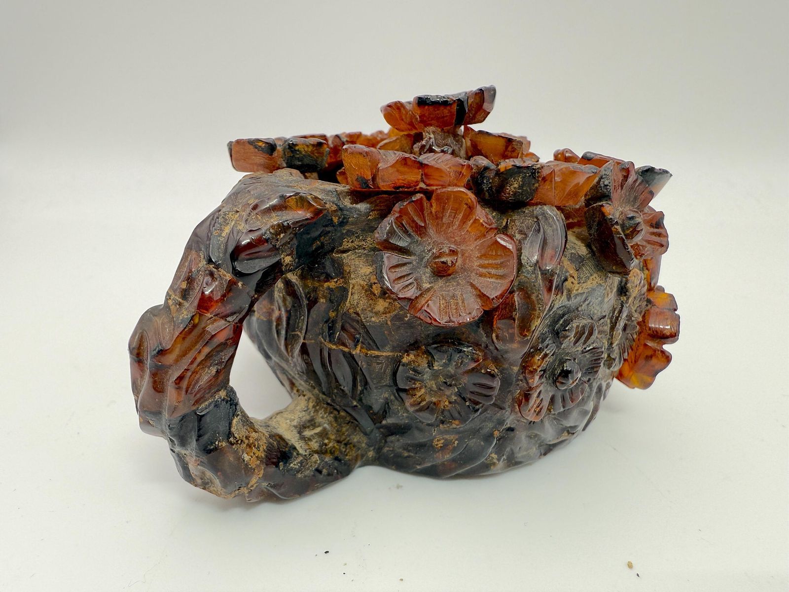 Antiek Chinees gesneden amber miniatuur wijnpot, prunus/pruimbloesemdecor in reliëf, late Qing-dynastie - zoals gevonden, met schade photo vintage