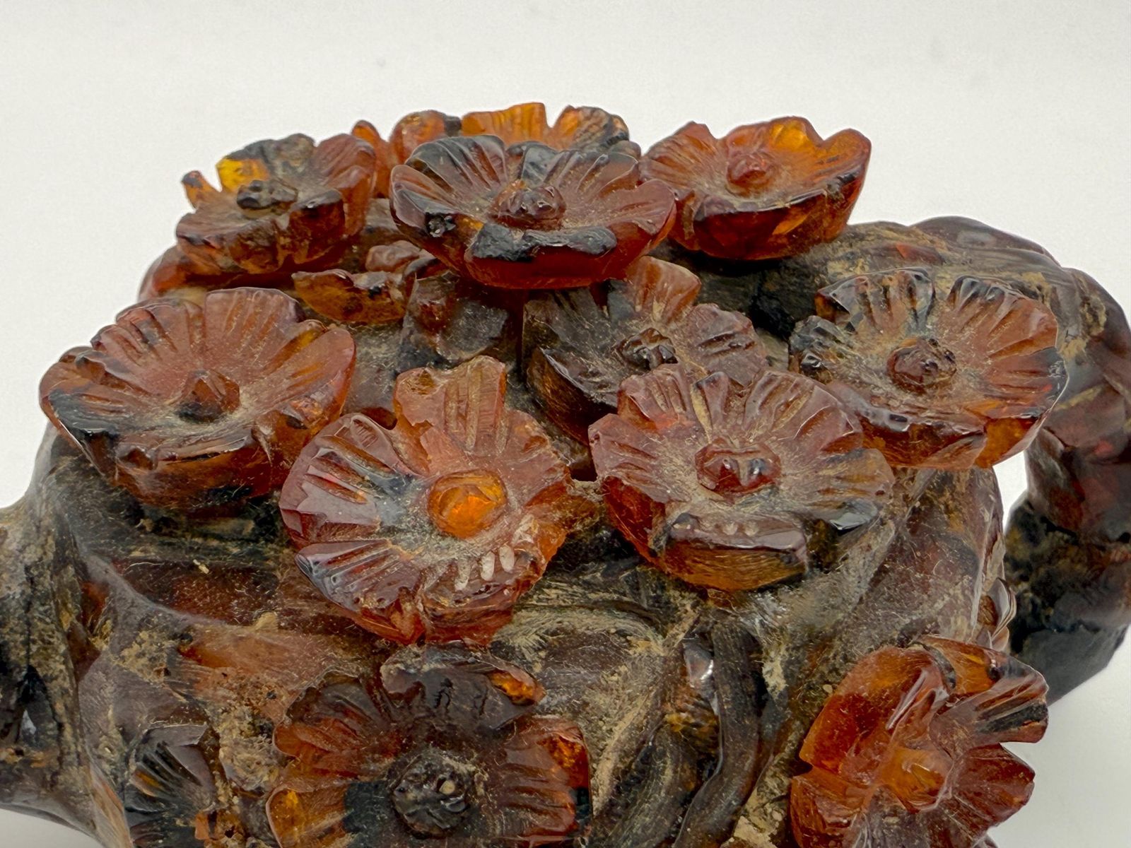 240.0 Antiek Chinees gesneden amber miniatuur wijnpot, prunus/pruimbloesemdecor in reliëf, late Qing-dynastie - zoals gevonden, met schade photo