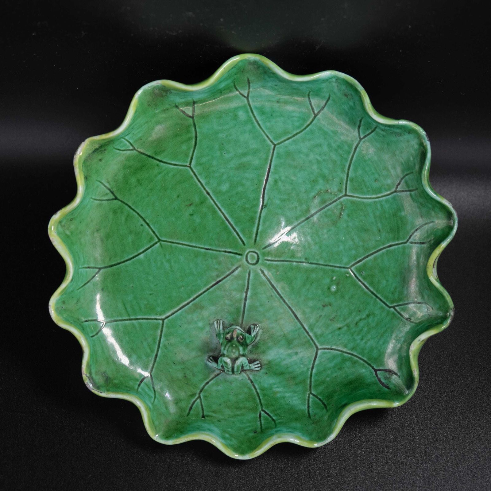 Antiek Chinees groen geglazuurd lotusblad schaaltje met kikker, Qing/Republiek periode, keramiek in natuurvorm photo 350.0