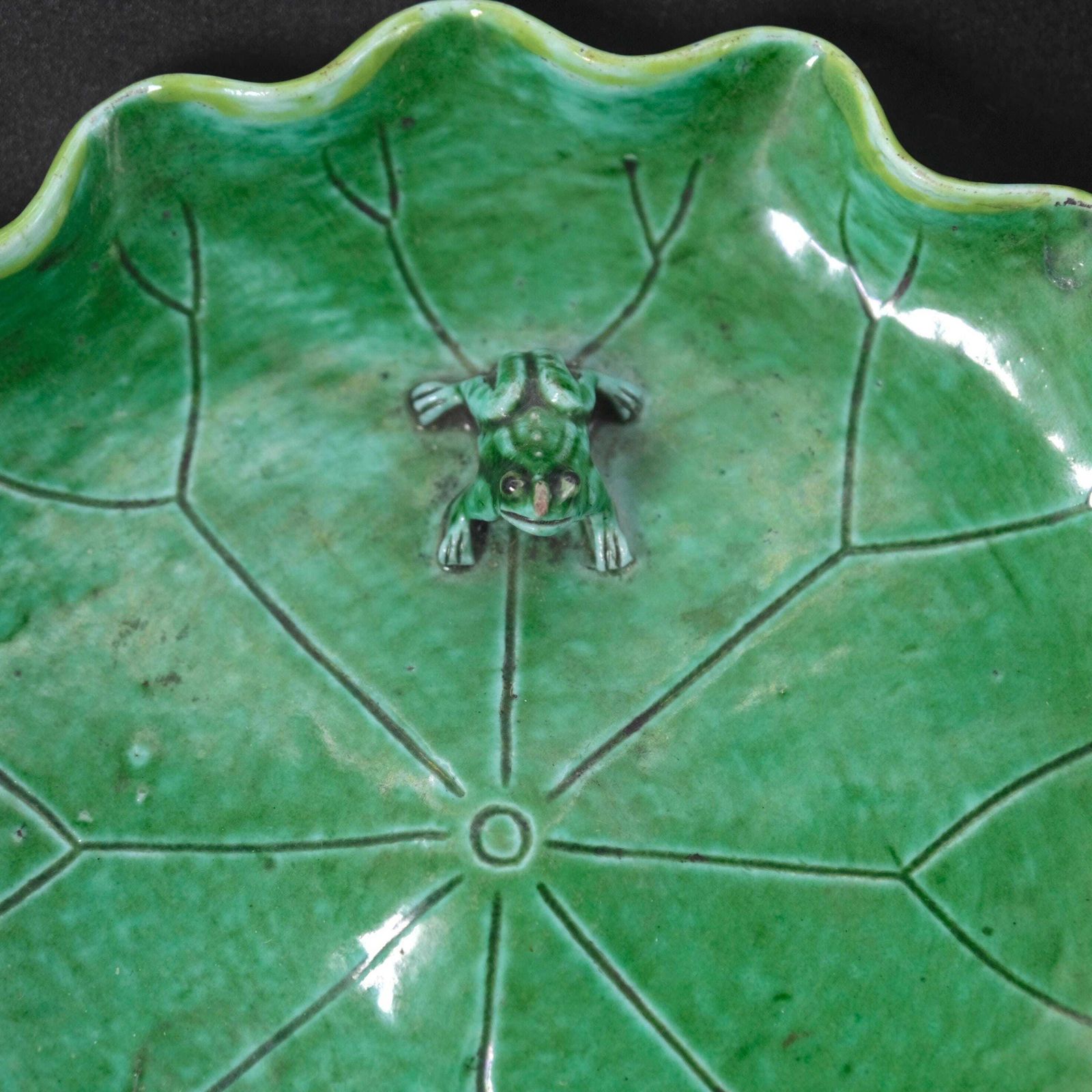 Antiek Chinees groen geglazuurd lotusblad schaaltje met kikker, Qing/Republiek periode, keramiek in natuurvorm photo vinterior
