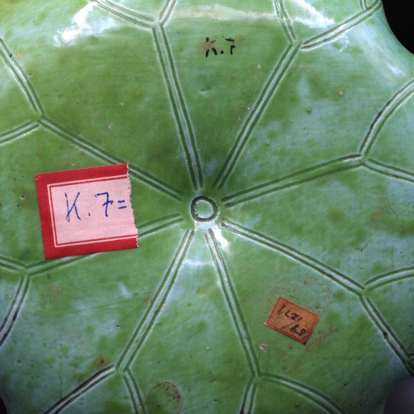 photo furniture Antiek Chinees groen geglazuurd lotusblad schaaltje met kikker, Qing/Republiek periode, keramiek in natuurvorm