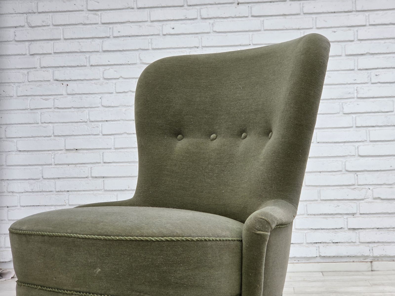 photo buy Ca. jaren 1970, Deense fauteuil, groen meubelvelours.