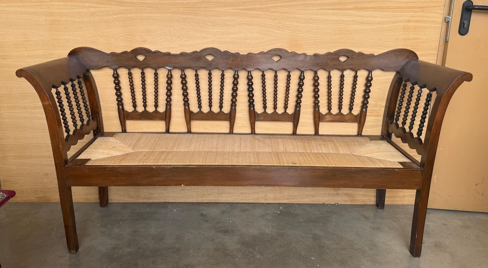 Banc catalan du XXe siècle en noyer, siège et accoudoirs tapissés photo Mobilier