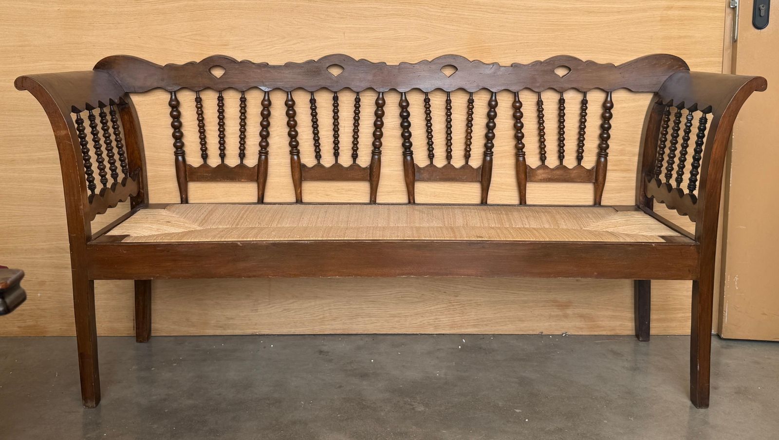 Banc catalan du XXe siècle en noyer, siège et accoudoirs tapissés photo 3344.0