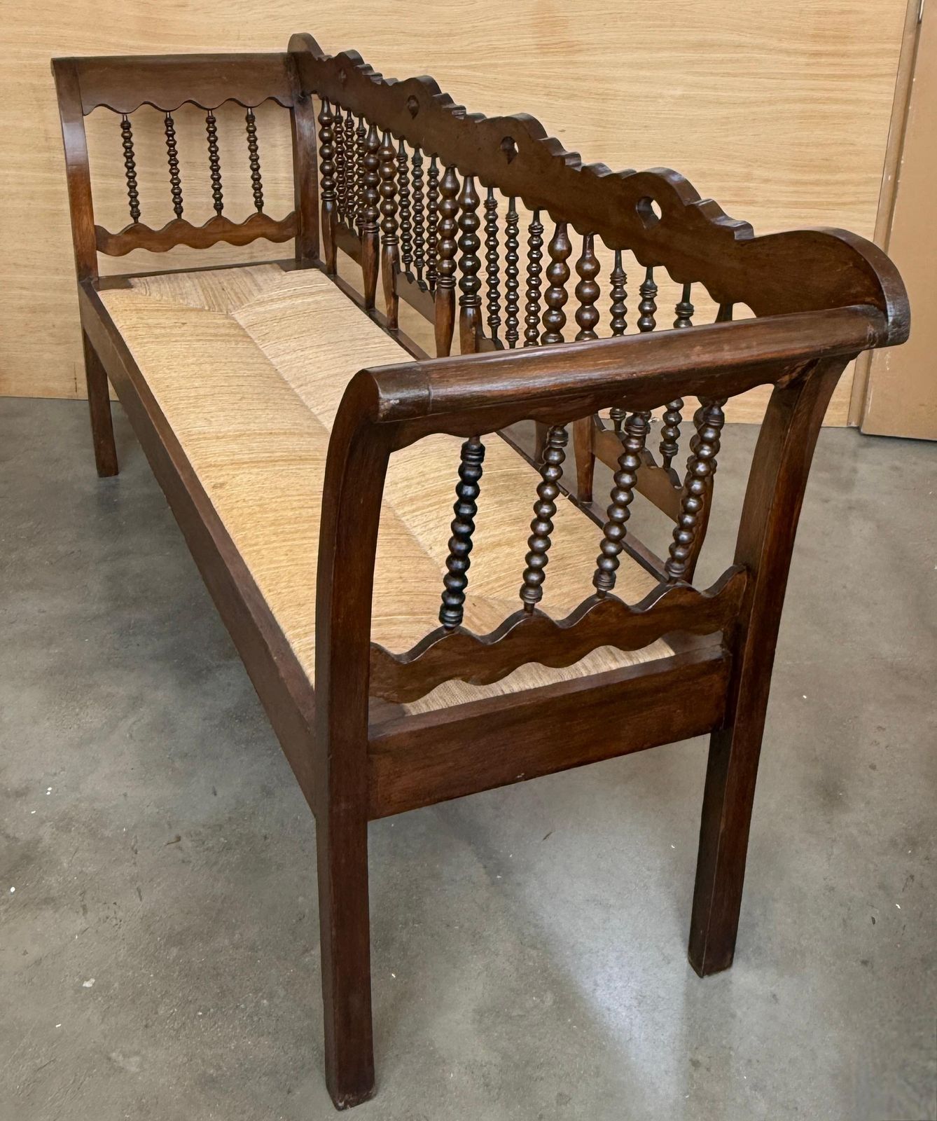 Banc catalan du XXe siècle en noyer, siège et accoudoirs tapissés photo buy