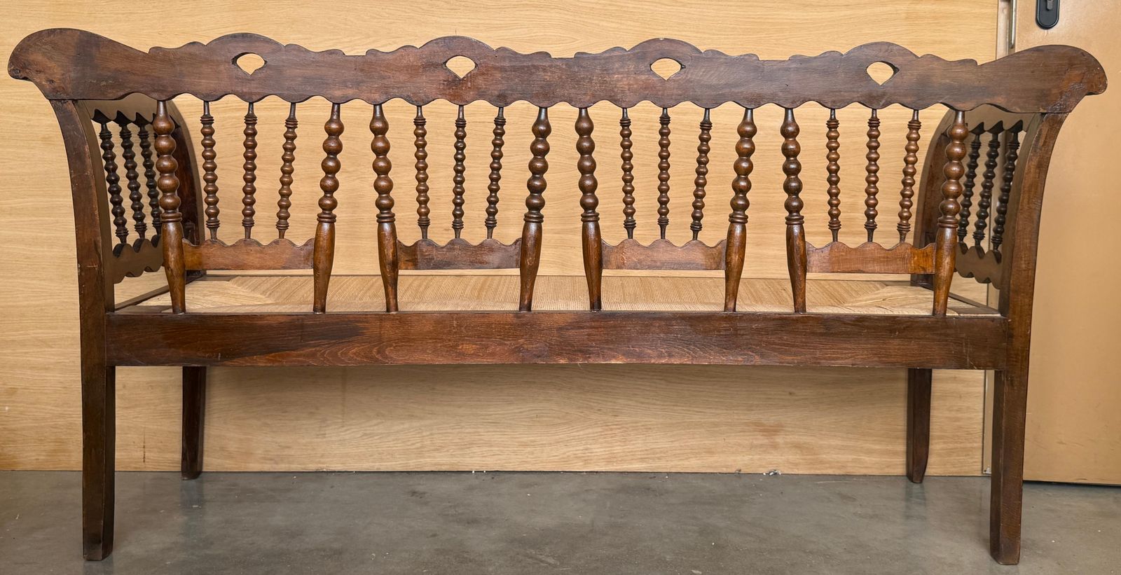 Banc catalan du XXe siècle en noyer, siège et accoudoirs tapissés photo vintage