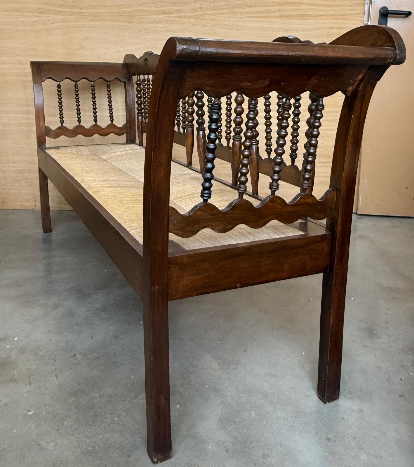 Mobilier Banc catalan du XXe siècle en noyer, siège et accoudoirs tapissés photo