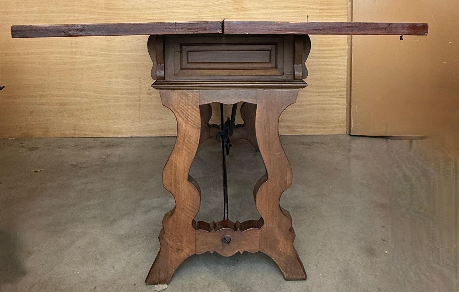 Console espagnole du XXe siècle à abattant, en fer forgé avec deux tiroirs photo vinterior