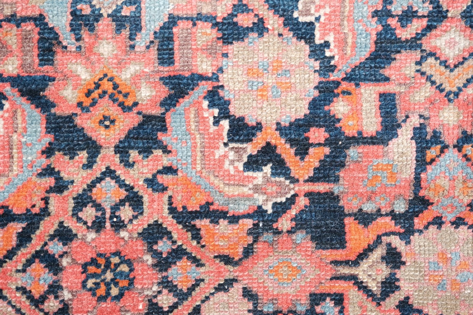 photo vinterior Antiek vloerkleed in twee tinten, roze en blauw