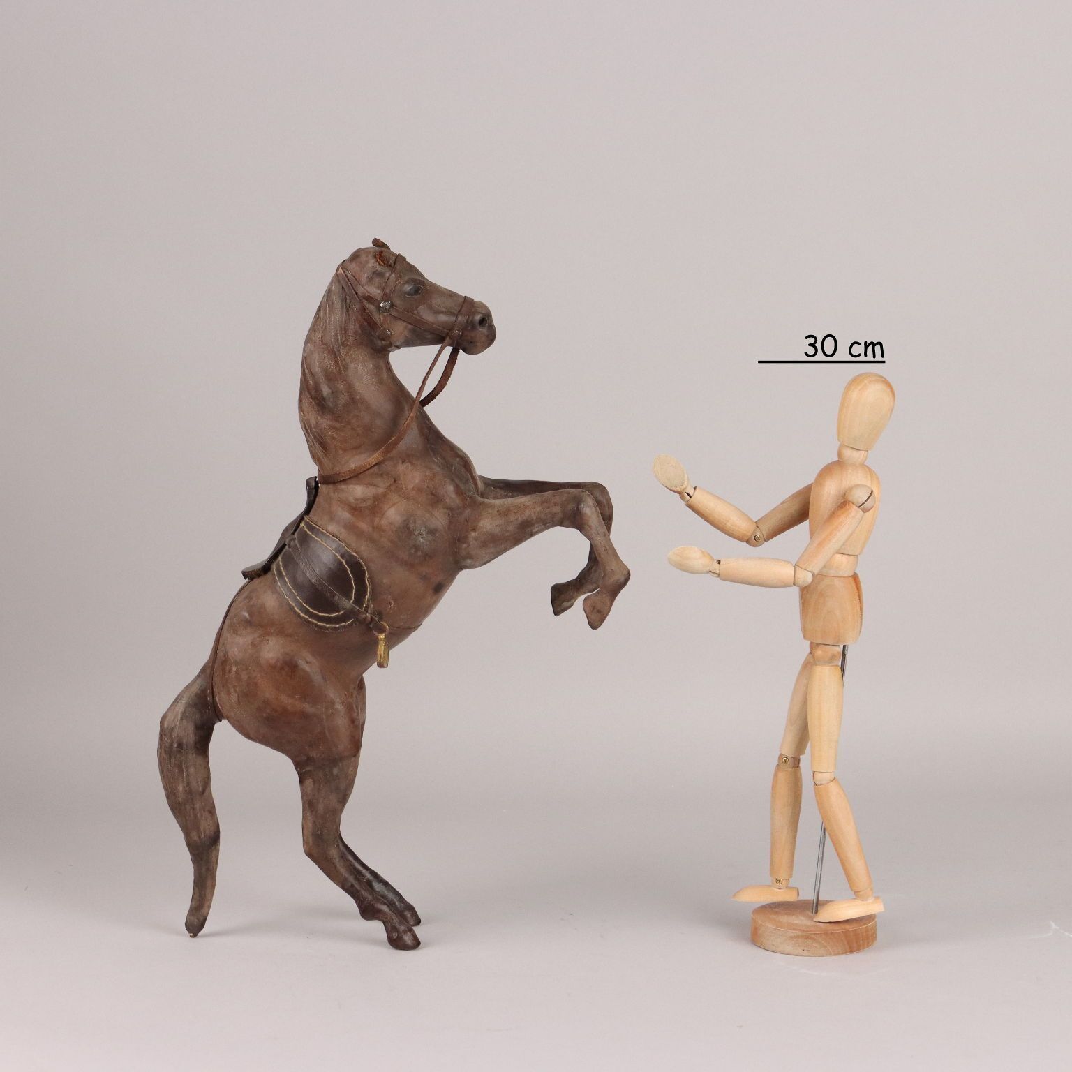 Cheval cabré recouvert de cuir d'époque, Italie, XXe siècle photo furniture