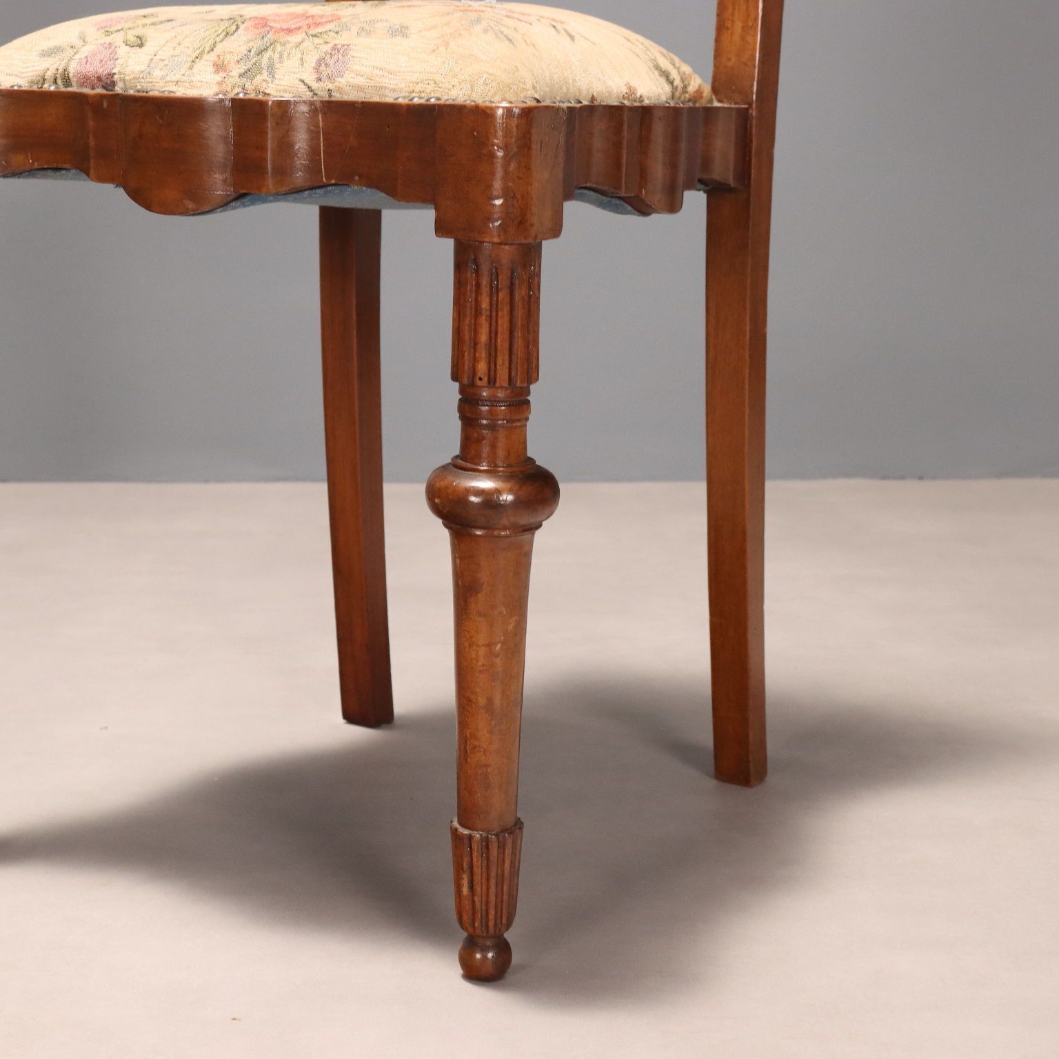 photo for sale Ensemble de chaises Art déco en noyer et loupe de noyer, Italie, XIXe siècle