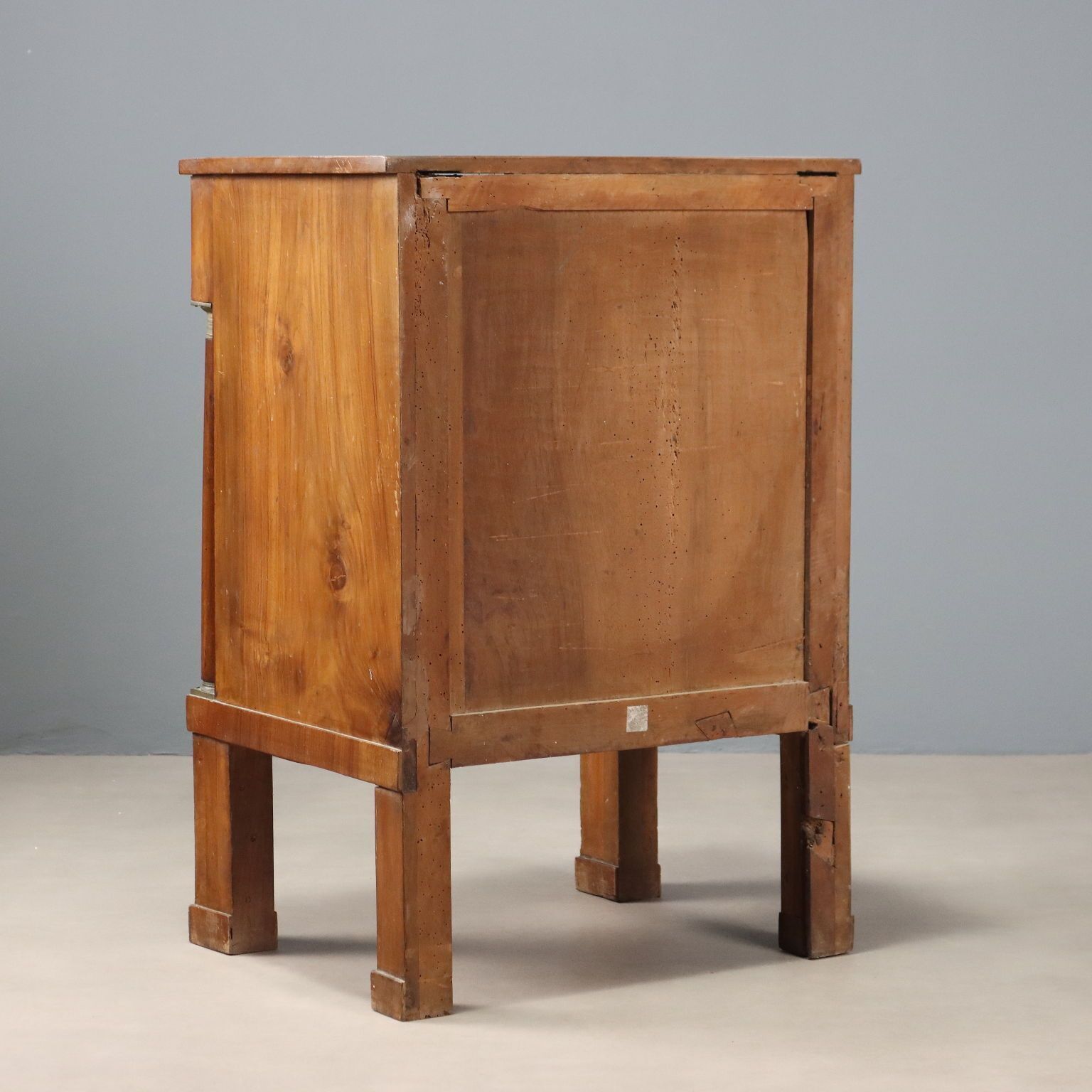 photo furniture Table de chevet d'époque en placage de noyer sur peuplier, XIXe siècle