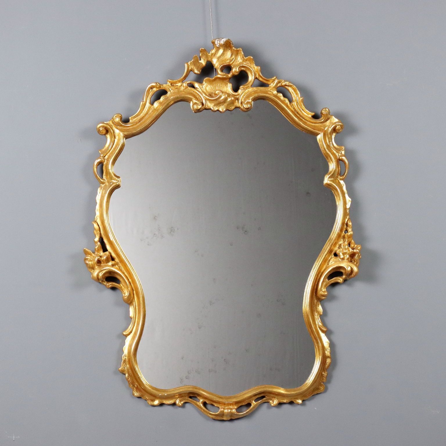 Miroir de style Barocchetto en bois doré sculpté
