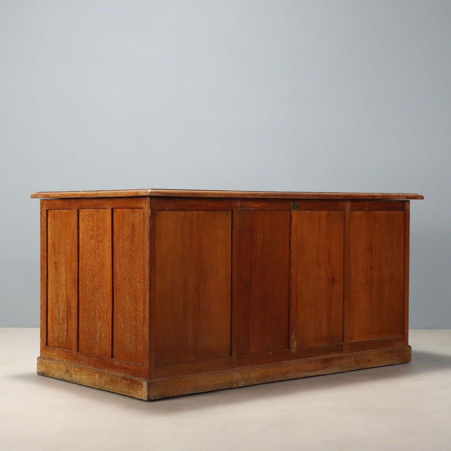 photo furniture Antiek schrijfbureau, eiken lades, Italië, 20e eeuw