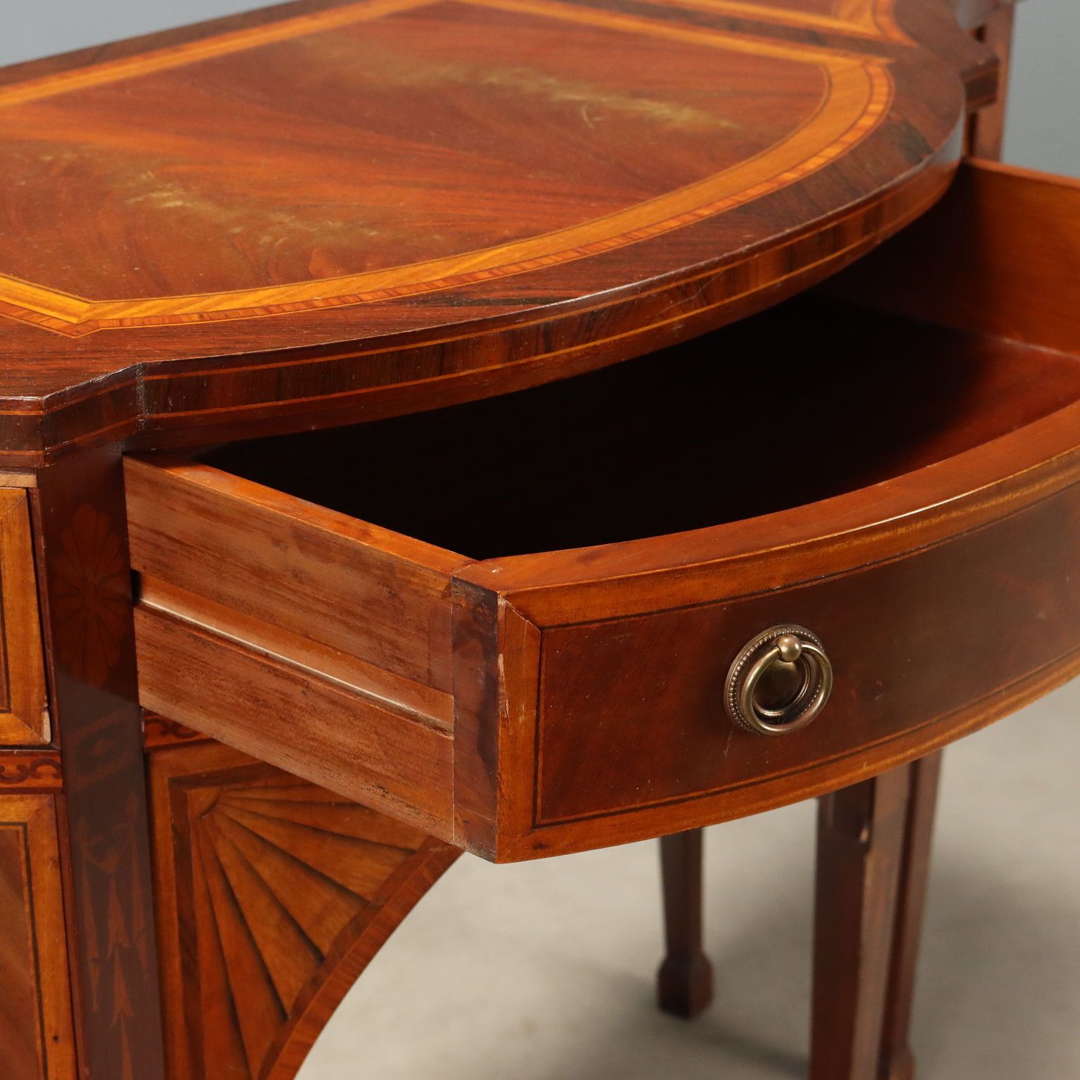 Victoriaanse stijl mahonie dressoir met inlegwerk photo Meubels