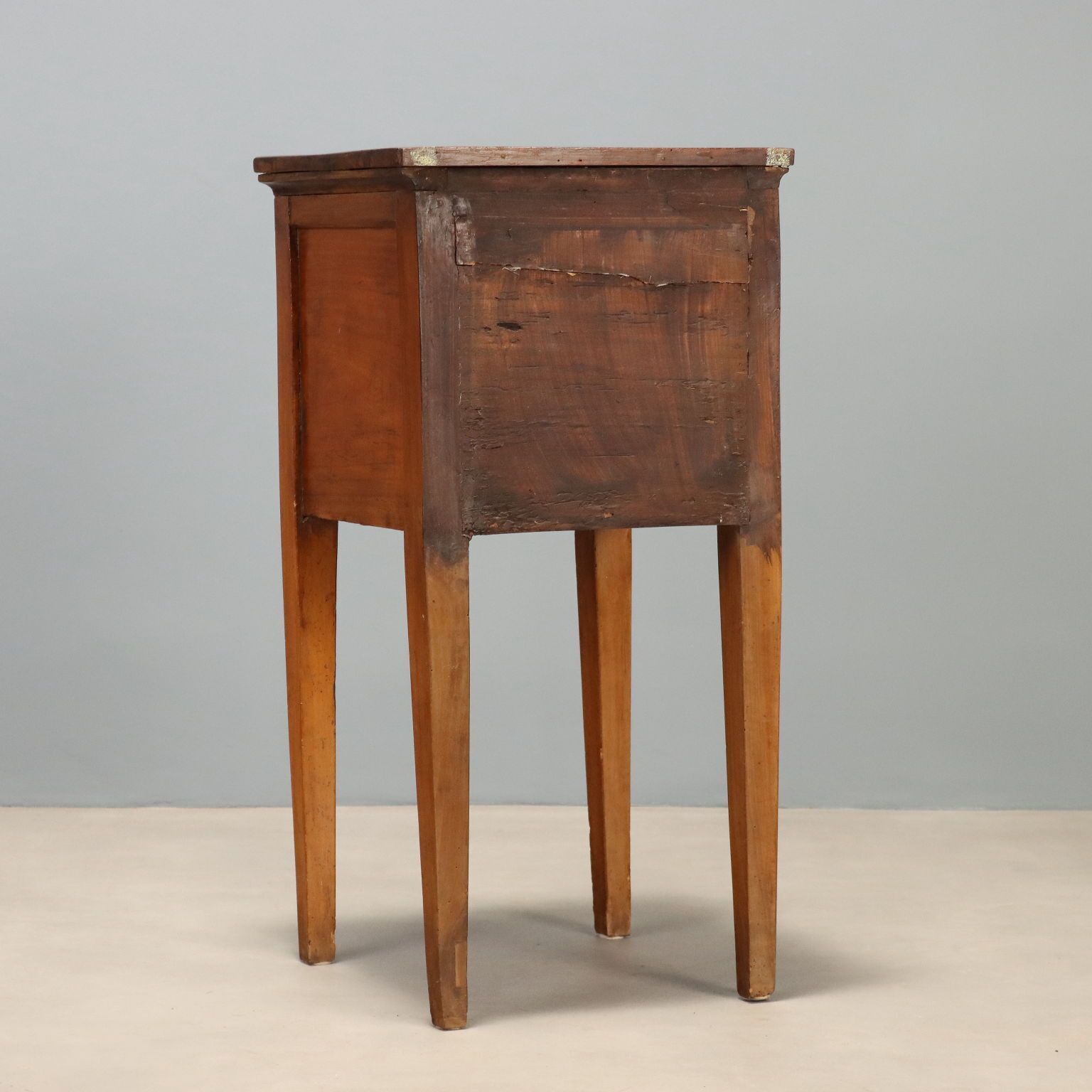 photo furniture Antiek Nachtkastje Directoire Walnoot Met Lade 19e Eeuw
