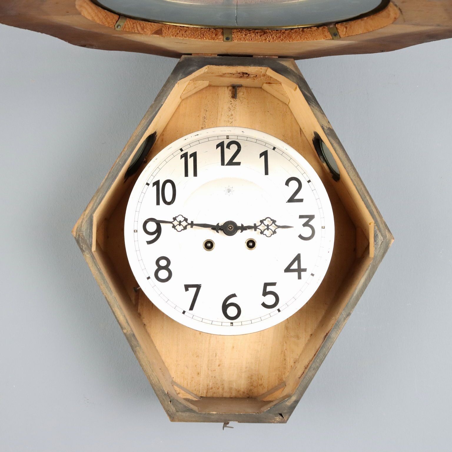 photo furniture Junghans Bullseye wandklok