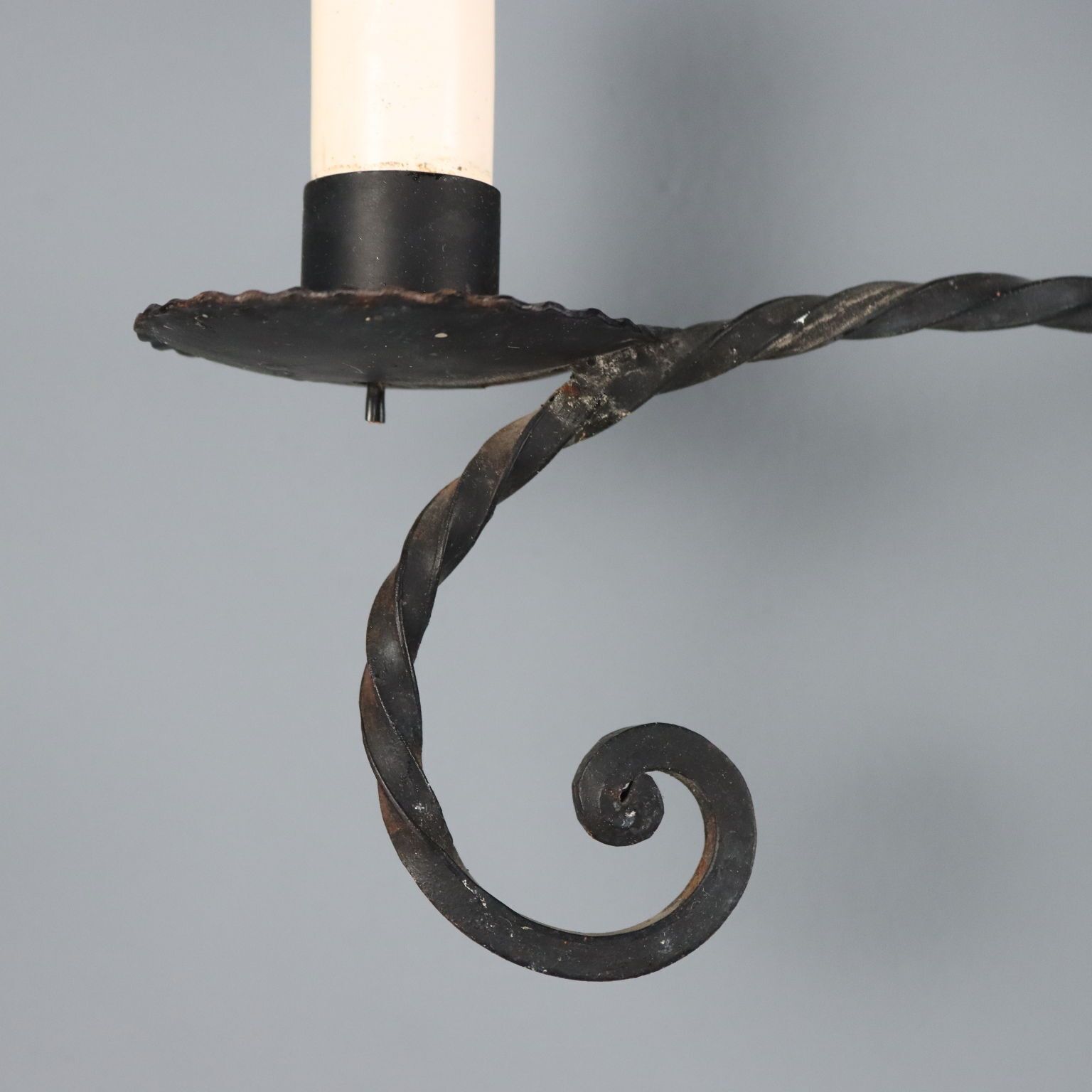 Antieke wandlamp, smeedijzer met decoraties, Italië, 20e eeuw photo Verlichting