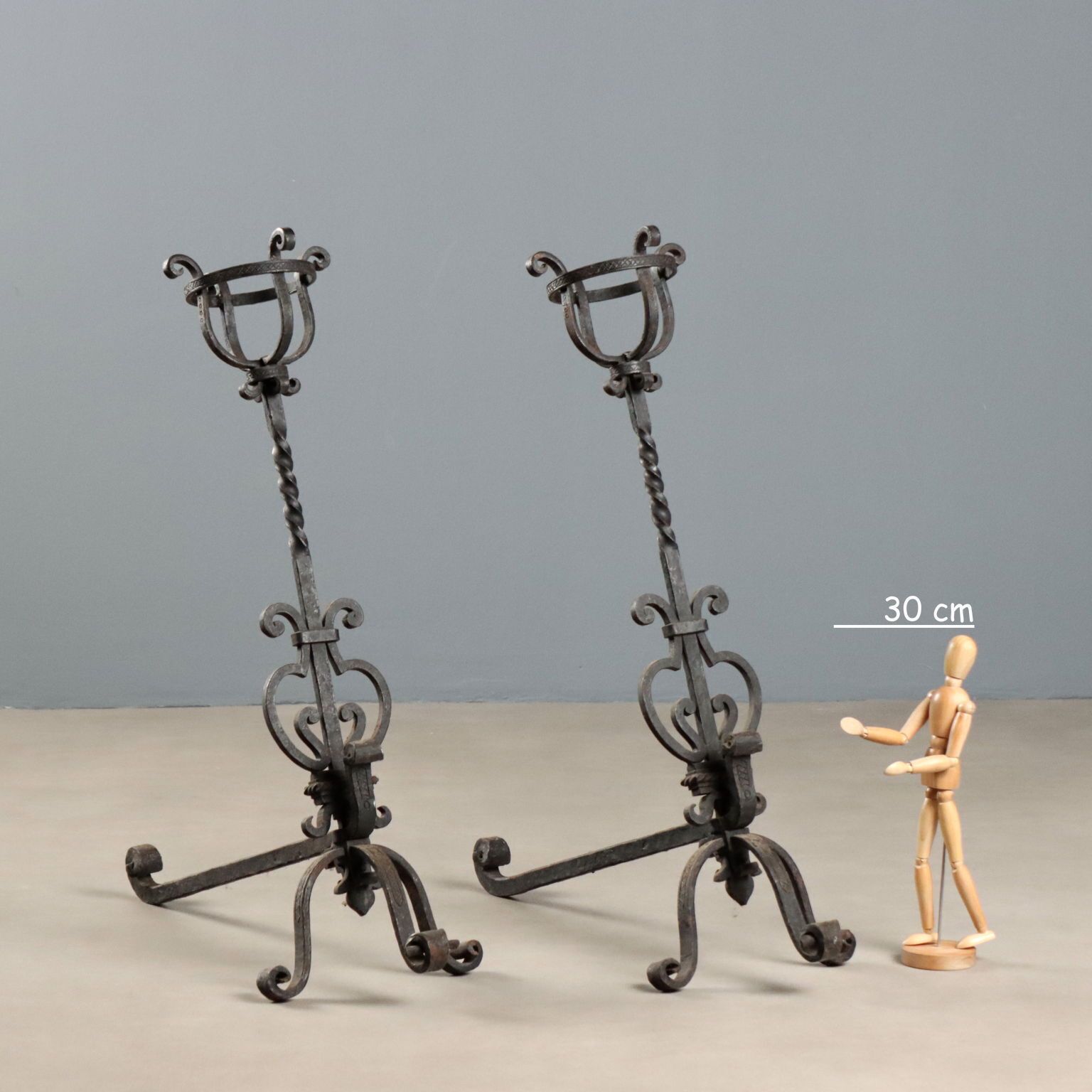 Chenets d'époque en fer forgé décoratifs, Italie, XIXe-XXe siècle photo furniture