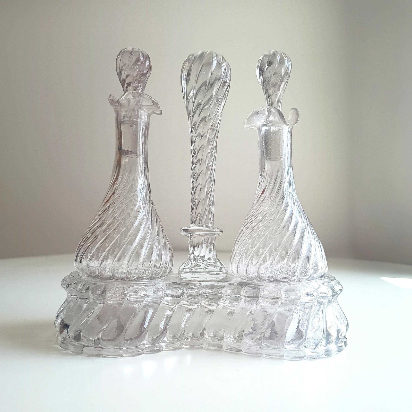 Gesigneerde Baccarat Crystal Bambous Tors Olie- en Azijnset Depose Merk jaren 1890 photo furniture