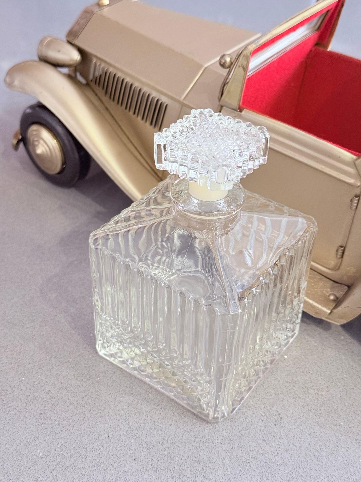 photo vintage Service à décanter musical d'époque Rolls Royce avec carafe en cristal et 4 verres à liqueur
