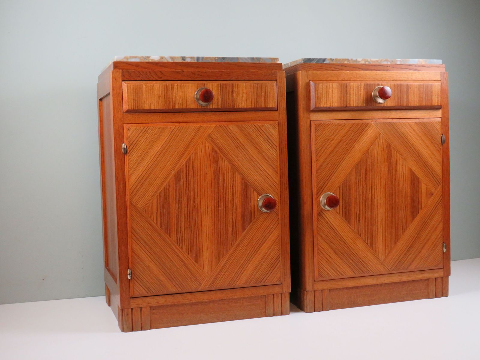 Paar Franse art deco nachtkastjes van eiken met ingelegde marmeren bladen photo for sale
