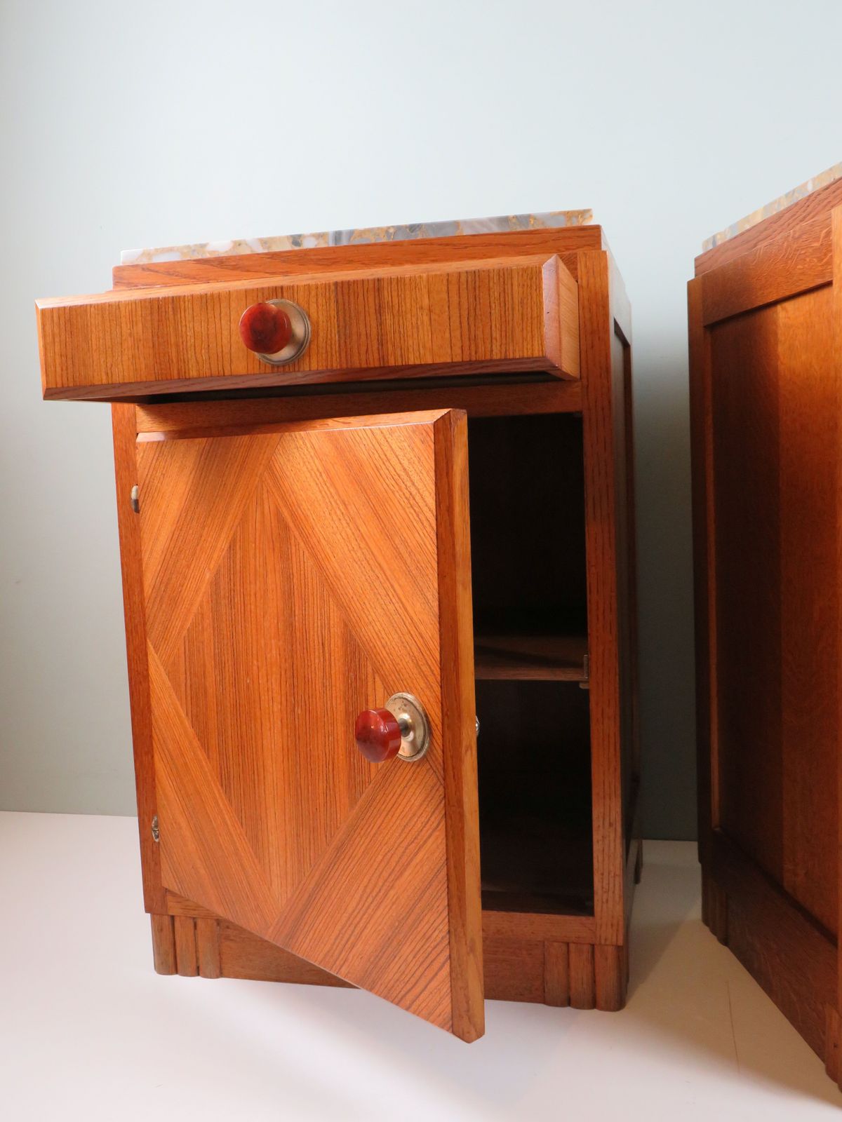 Paar Franse art deco nachtkastjes van eiken met ingelegde marmeren bladen photo vintage