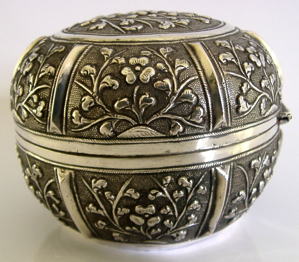 Indo-Chinees exportzilver, massief zilveren doos, ca. 1900, 88 g photo vinterior