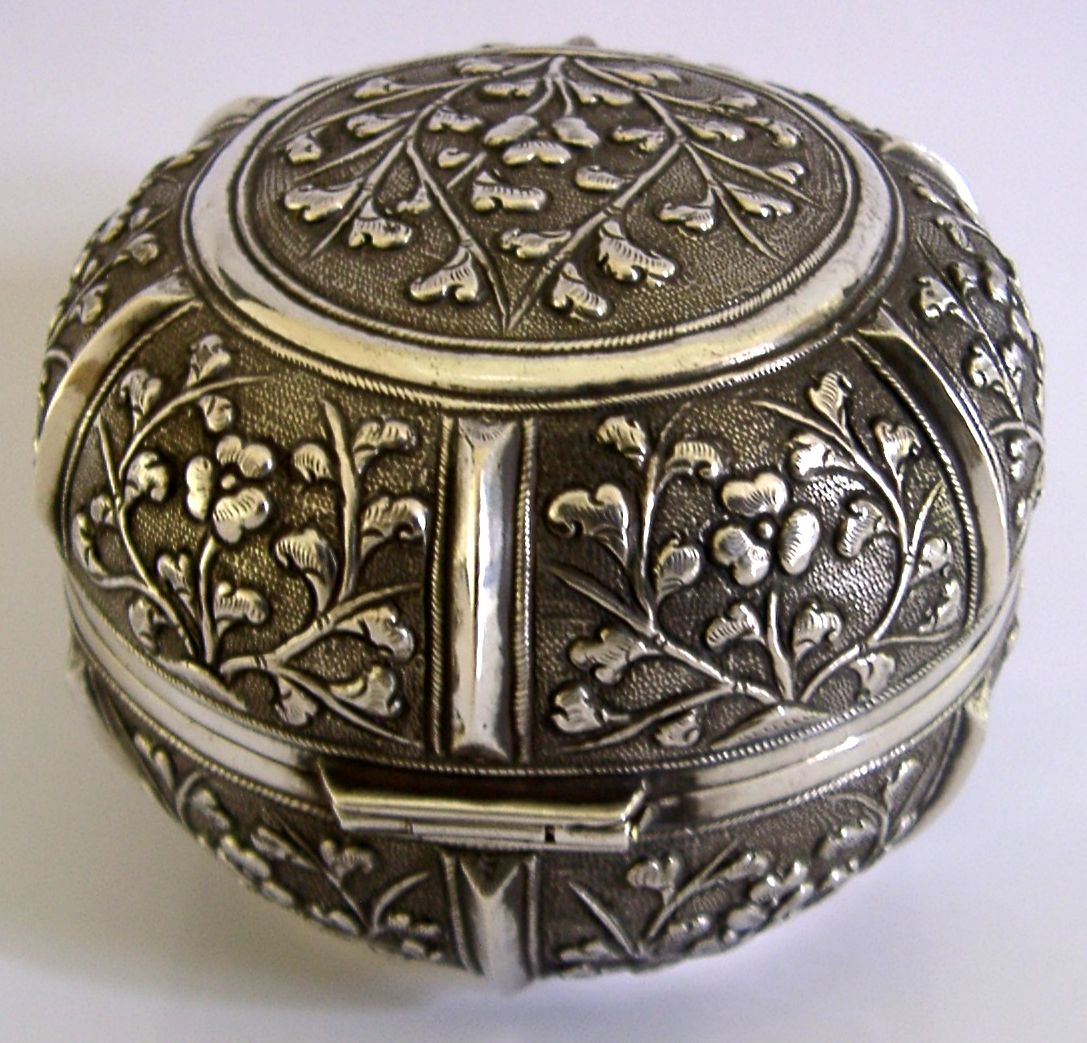 photo furniture Indo-Chinees exportzilver, massief zilveren doos, ca. 1900, 88 g