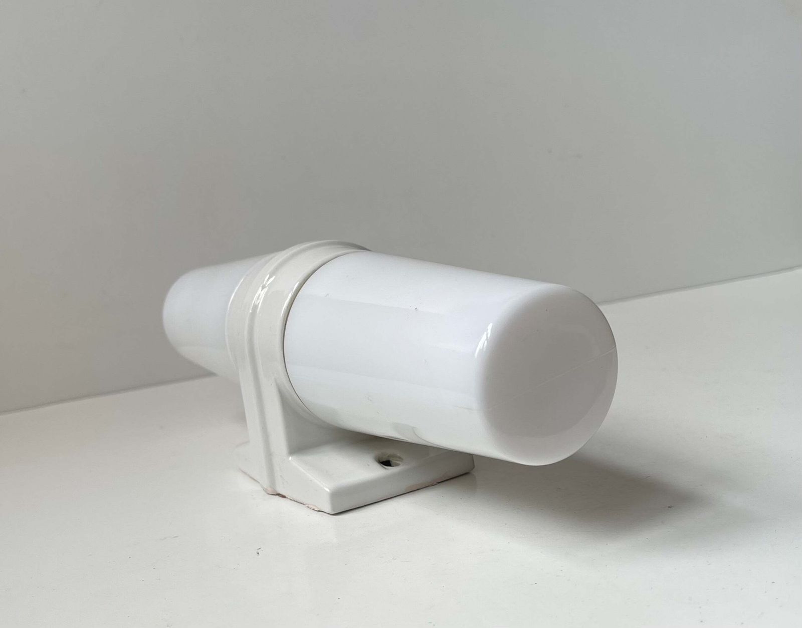 Scandinavische minimalistische witte dubbele badkamerlamp van Sigvard Bernadotte voor Ifö photo Verlichting