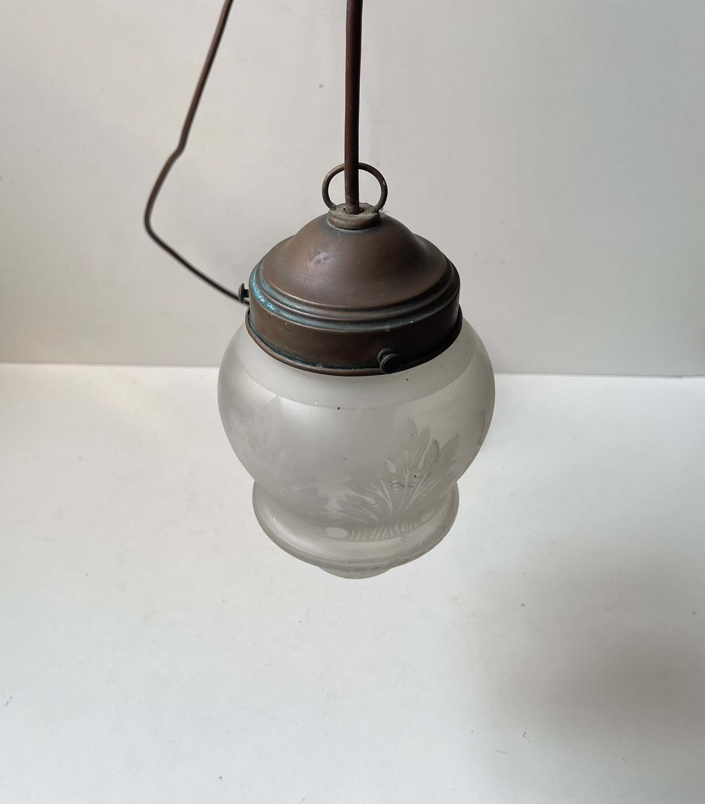 Antieke Edwardiaanse stijl gegraveerde glazen en koperen hanglampen, jaren 1910 photo Verlichting