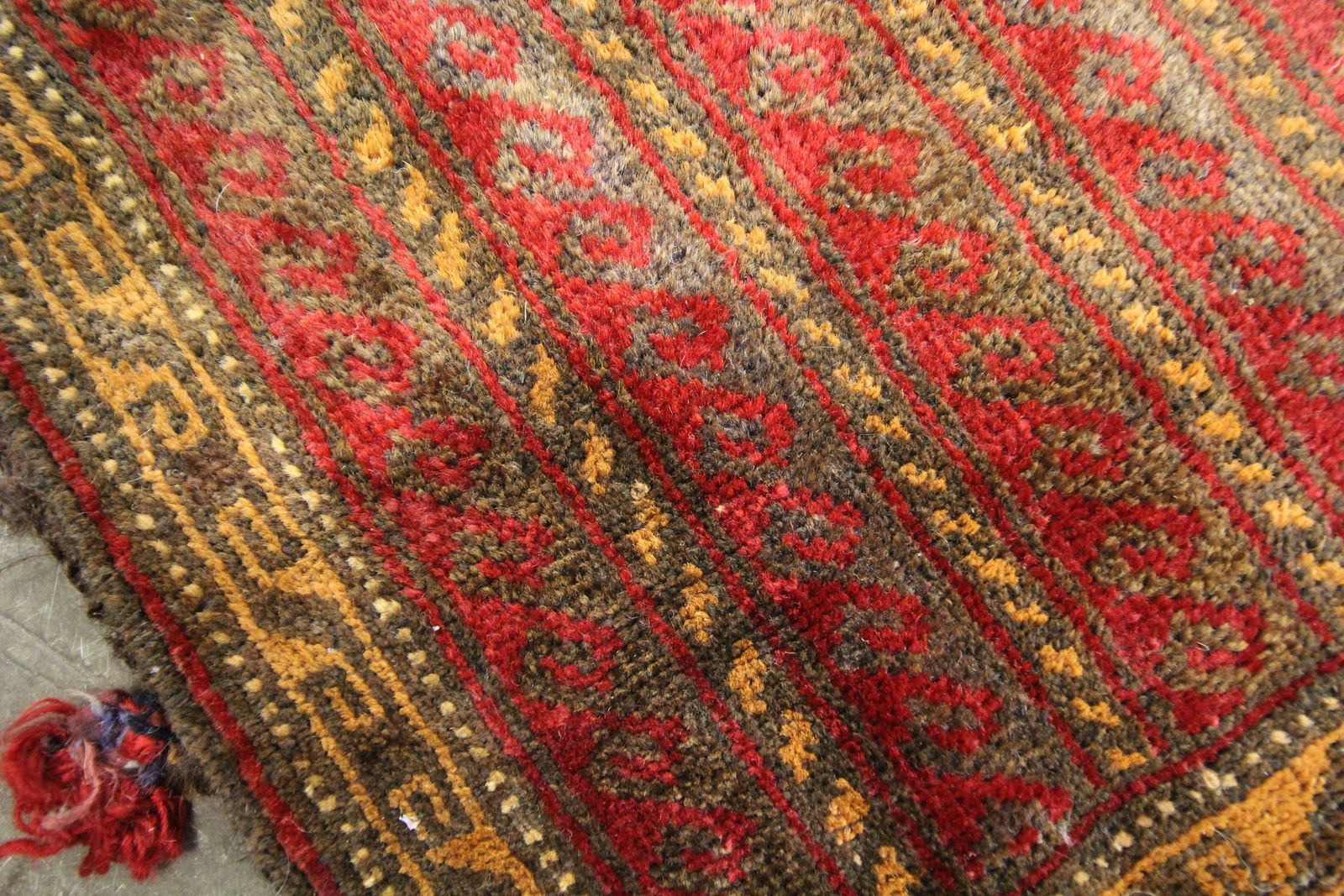 Tapis traditionnel en laine rouge, tapis d'époque Chuval tissé à la main, oriental photo for sale