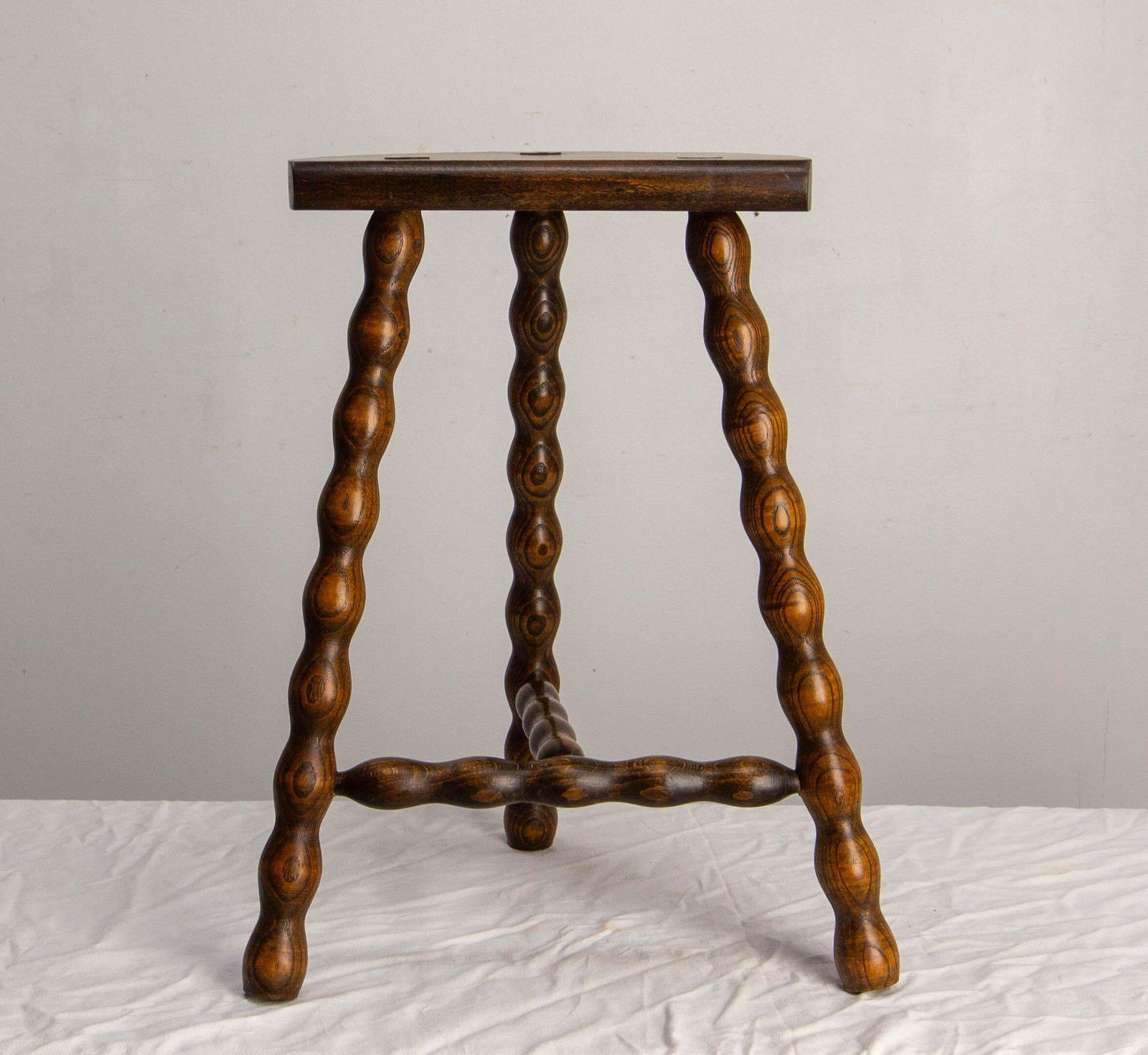 Tabouret tripode en hêtre, demi-lune, France, vers 1960 photo buy