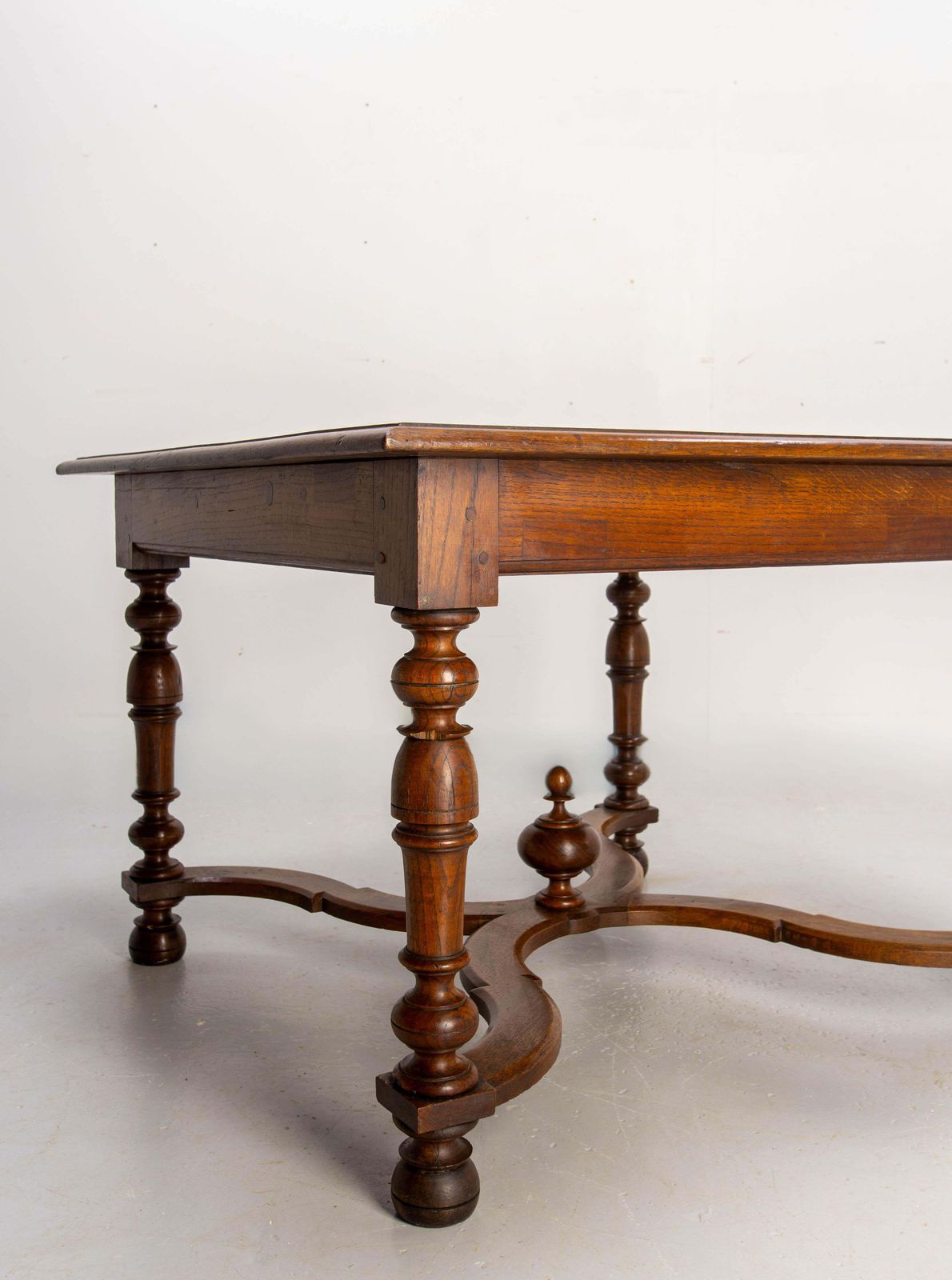 photo for sale Table carrée en chêne de style Louis XIII à entretoise en X, fin du XIXe siècle