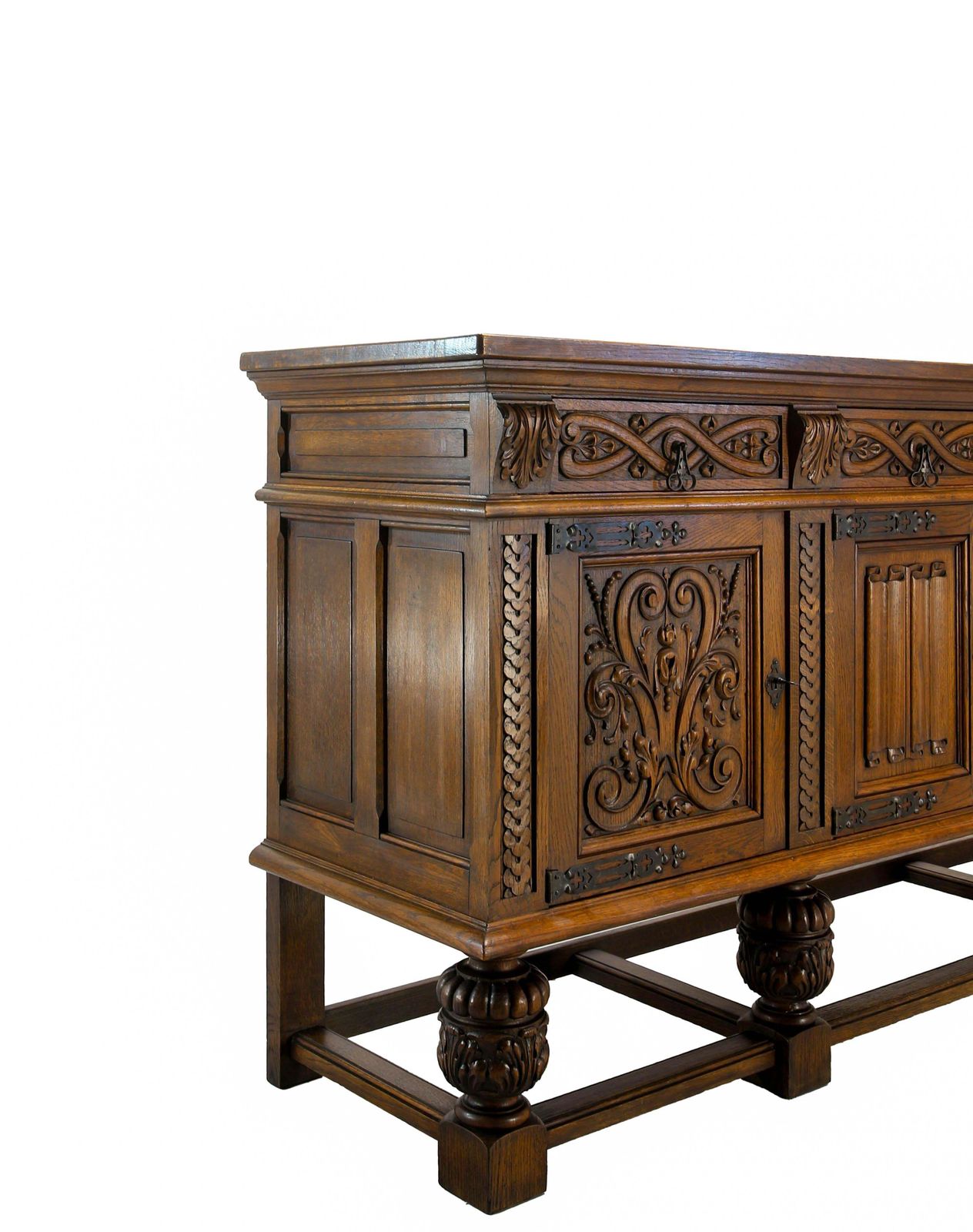 Grand buffet espagnol en chêne sculpté de style néo-Renaissance, vers 1950 photo Mobilier