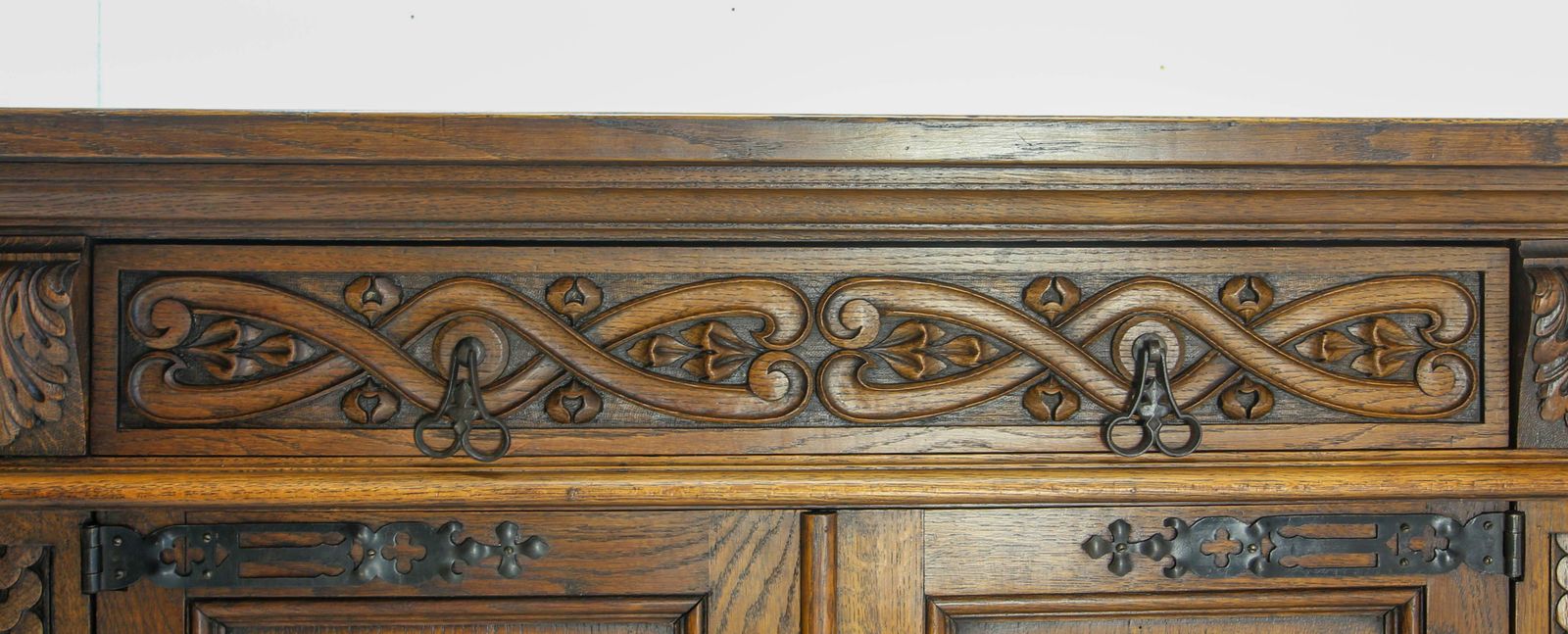 Grand buffet espagnol en chêne sculpté de style néo-Renaissance, vers 1950 photo buy