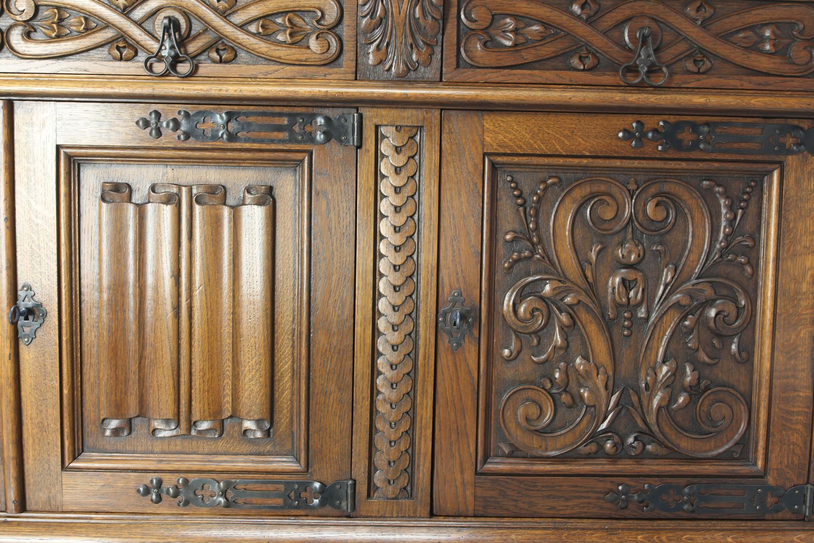 photo vinterior Grand buffet espagnol en chêne sculpté de style néo-Renaissance, vers 1950
