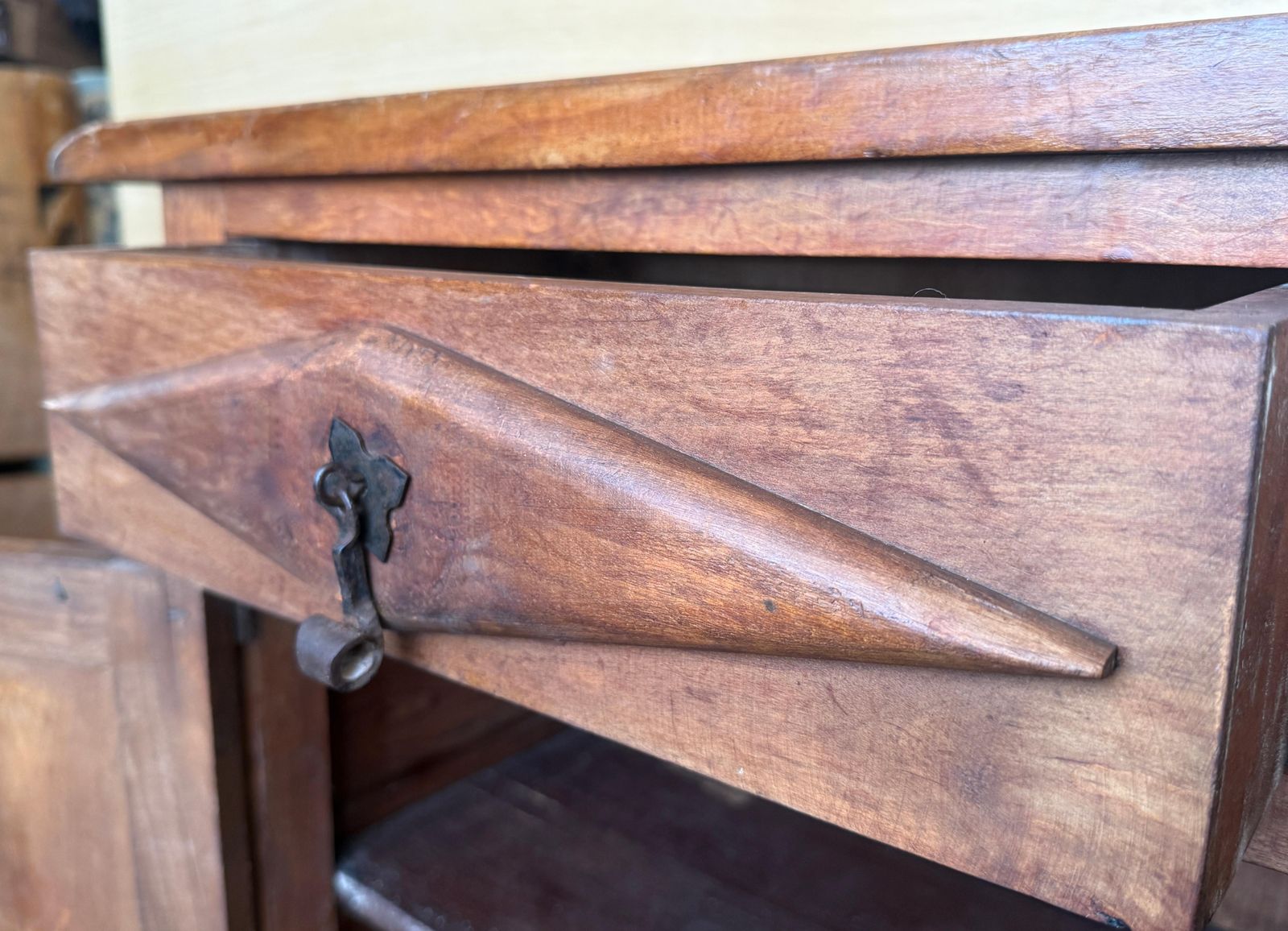 Buffet rustique d'époque espagnol en bois massif, avec tiroirs et portes photo vinterior