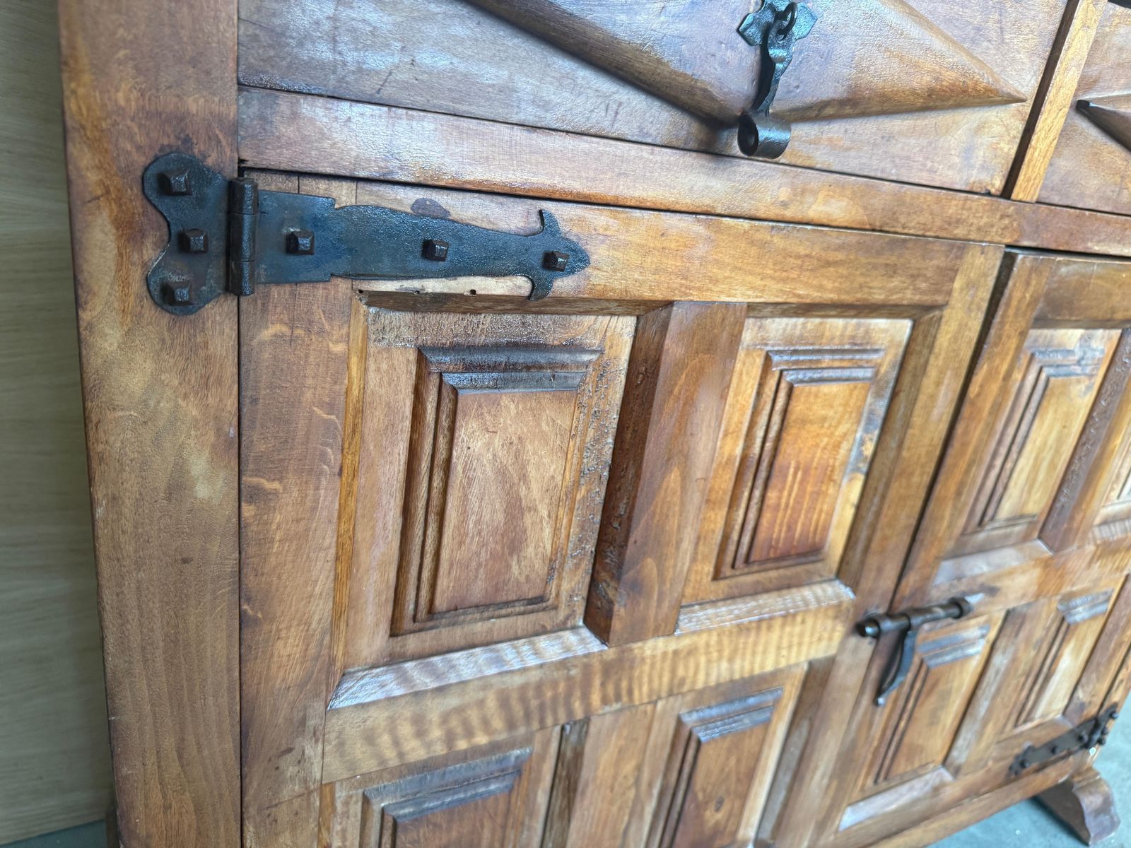 Buffet rustique d'époque espagnol en bois massif, avec tiroirs et portes photo buy