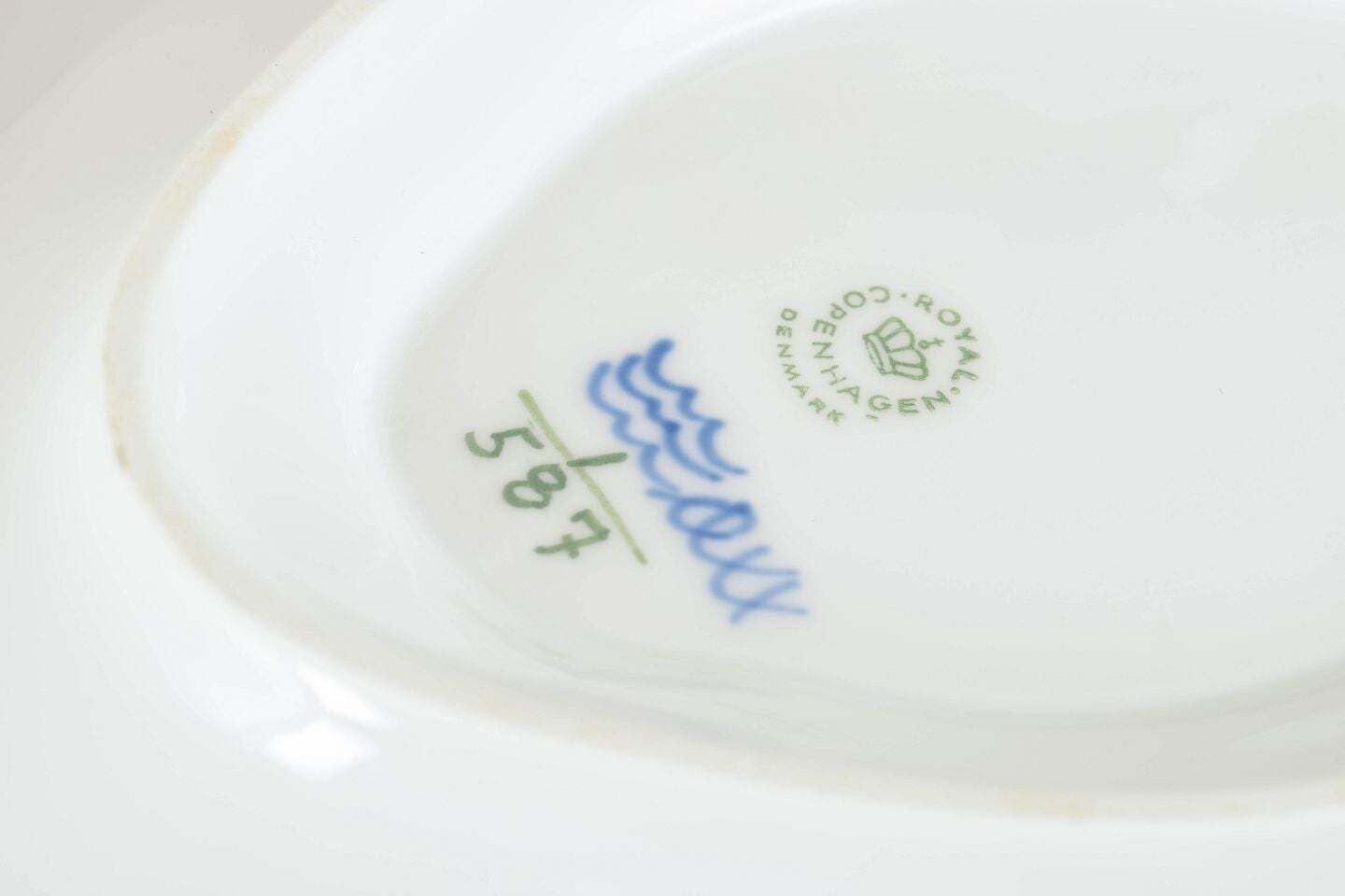Royal Copenhagen. Saucière Blue Fluted Half Lace en porcelaine. photo furniture